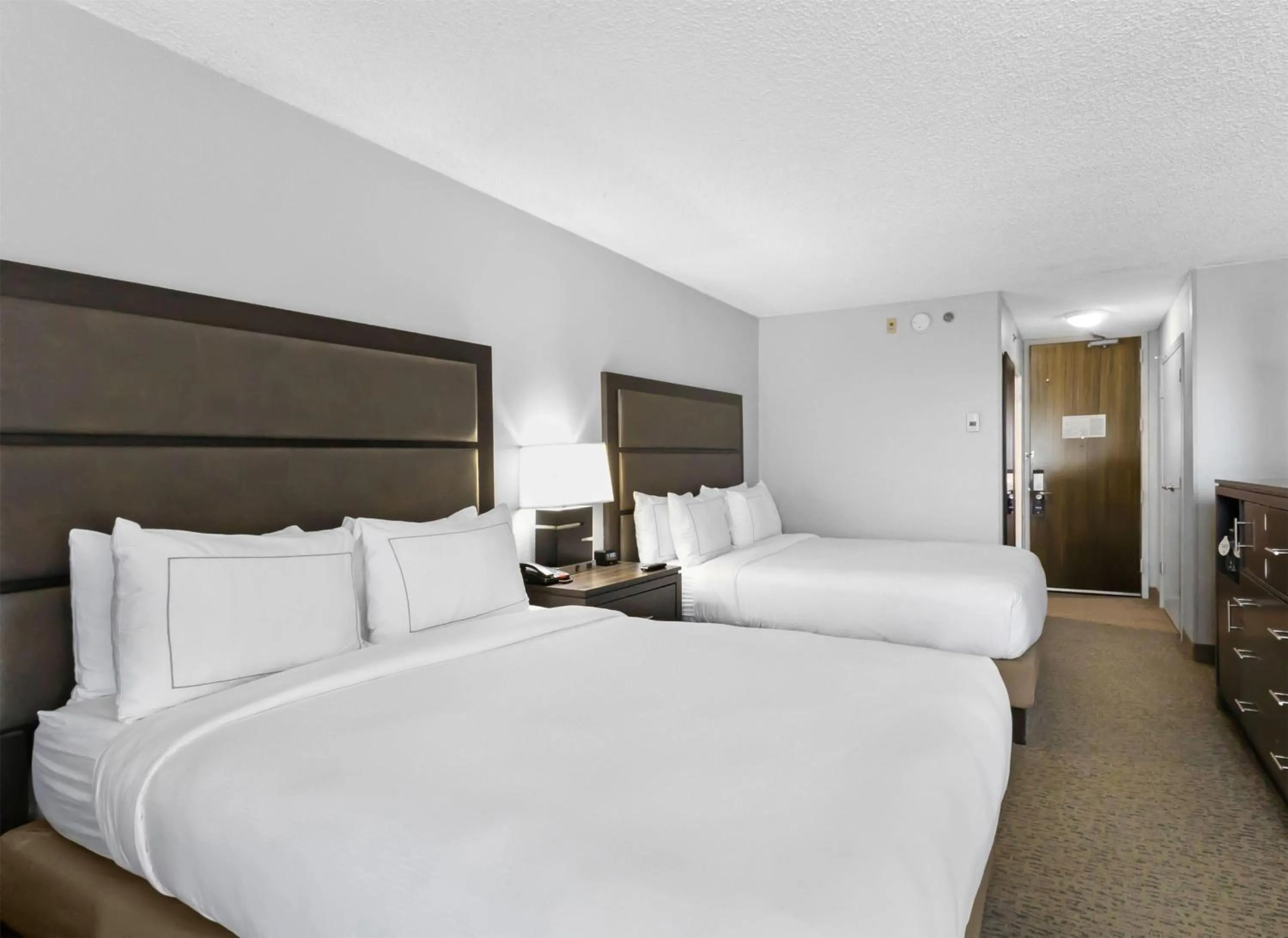 Bed in DoubleTree by Hilton Palm Beach Gardens