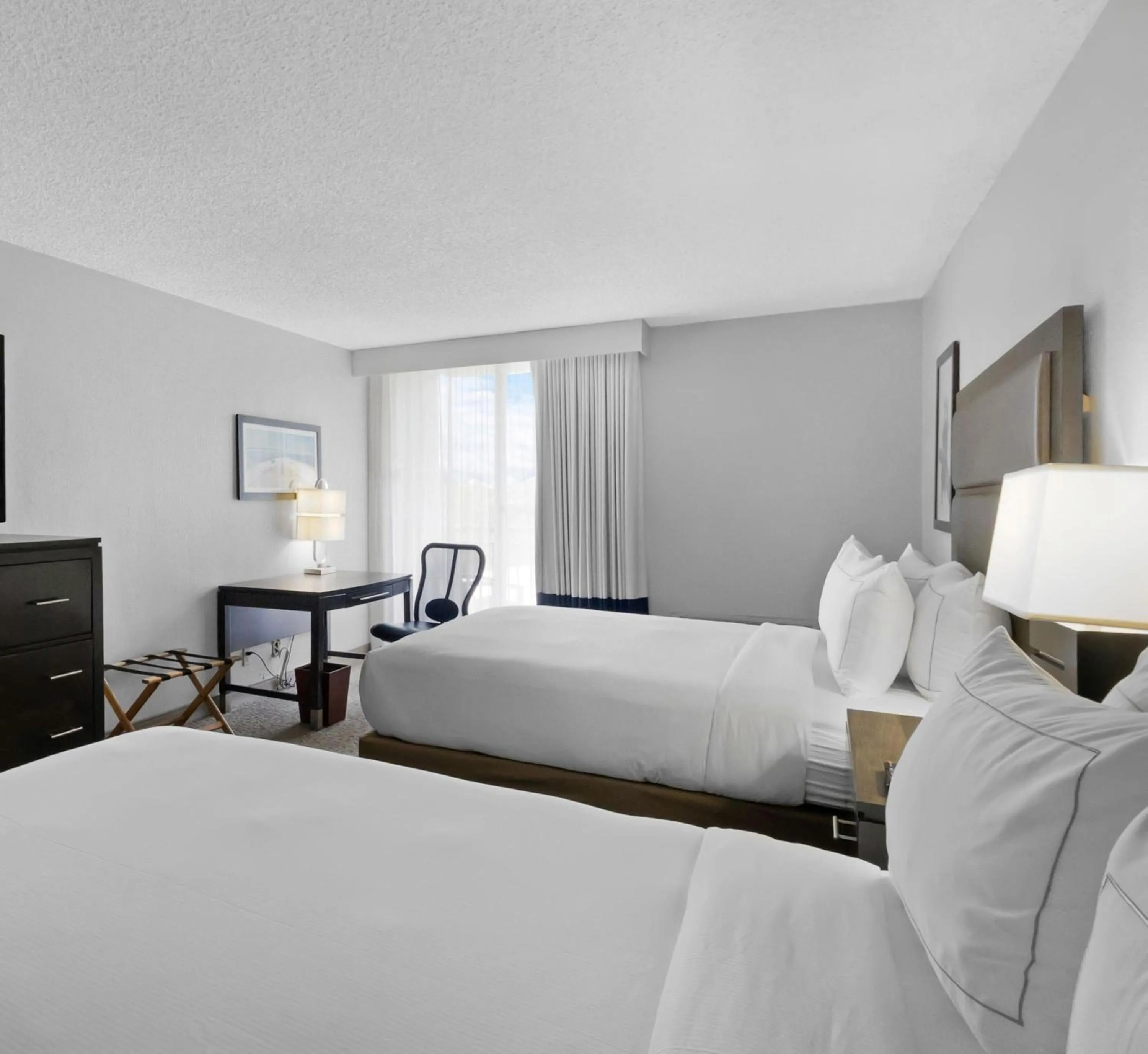 Bed in DoubleTree by Hilton Palm Beach Gardens