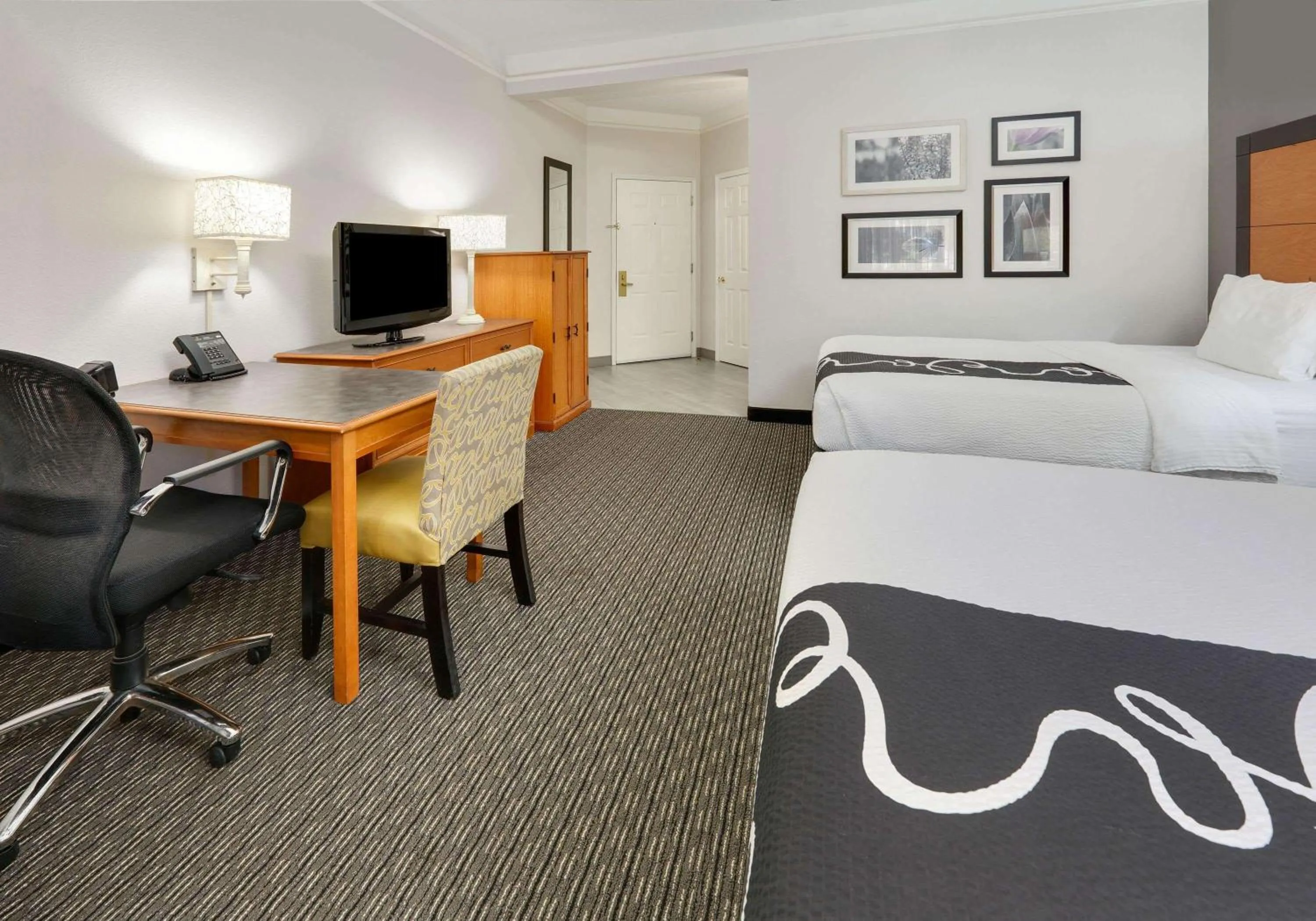 Photo of the whole room, Bed in La Quinta by Wyndham Dallas - Addison Galleria