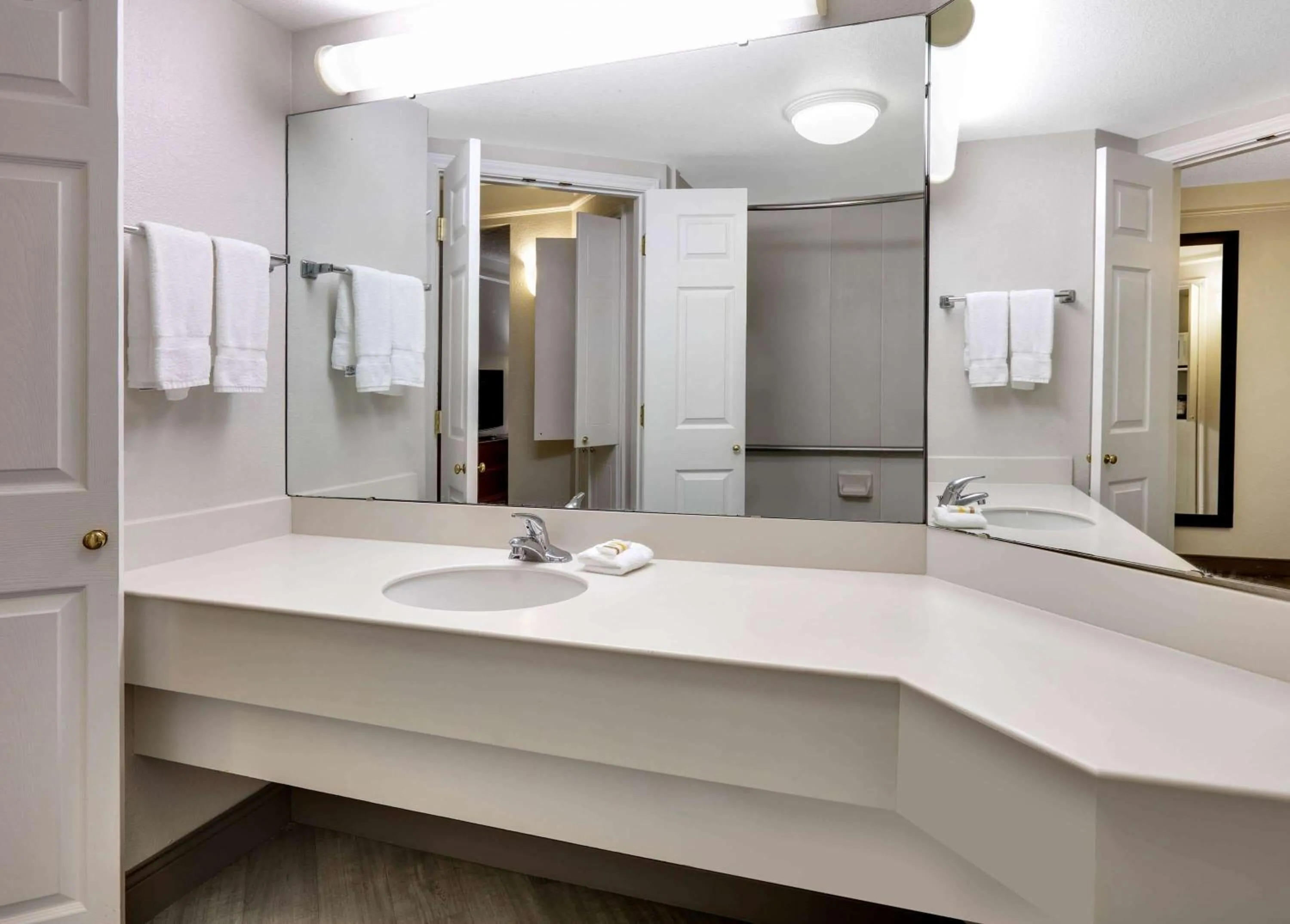 Bathroom in La Quinta by Wyndham Dallas - Addison Galleria