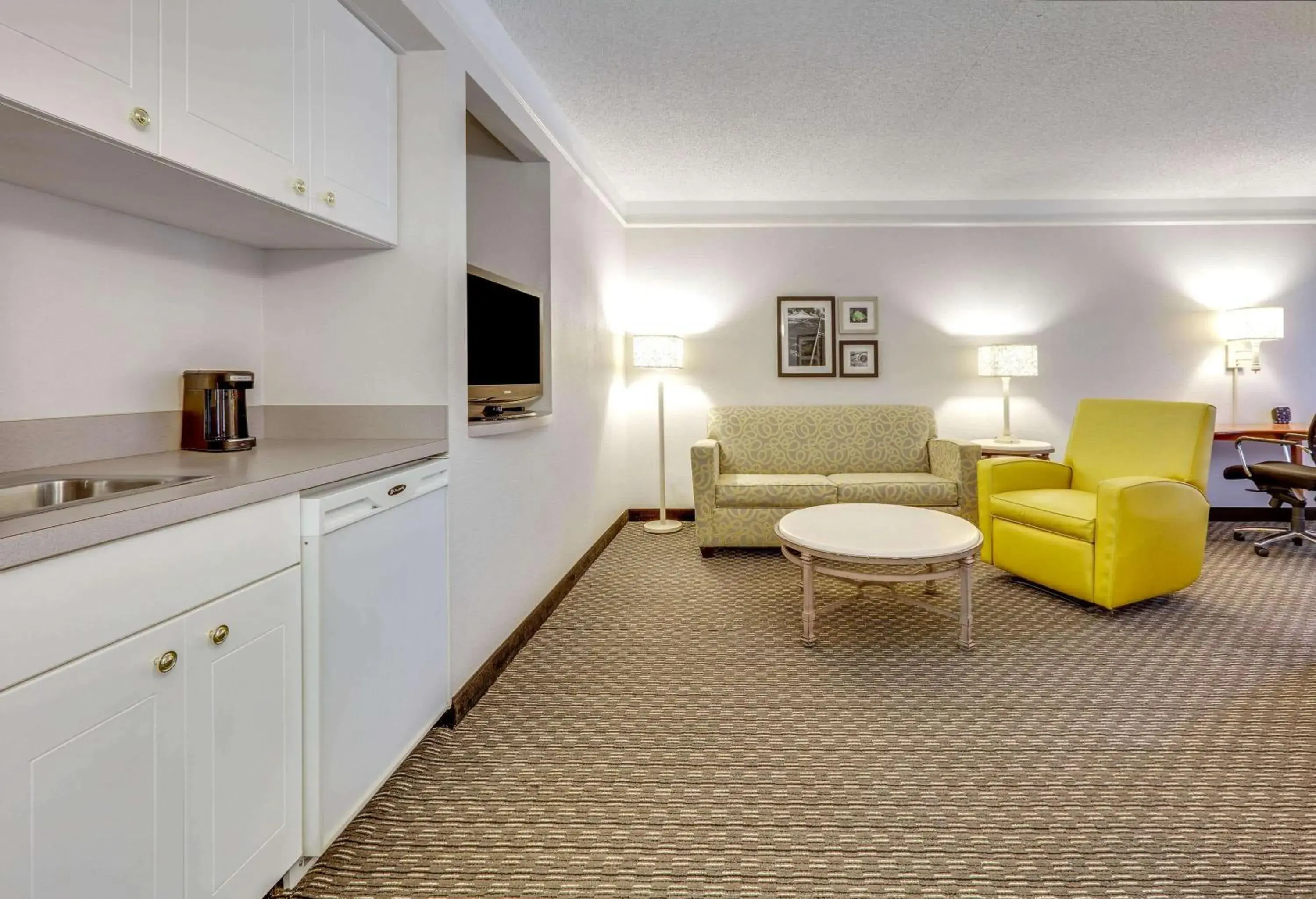 Photo of the whole room in La Quinta by Wyndham Dallas - Addison Galleria Photo of the whole room in La Quinta by Wyndham Dallas - Addison Galleria