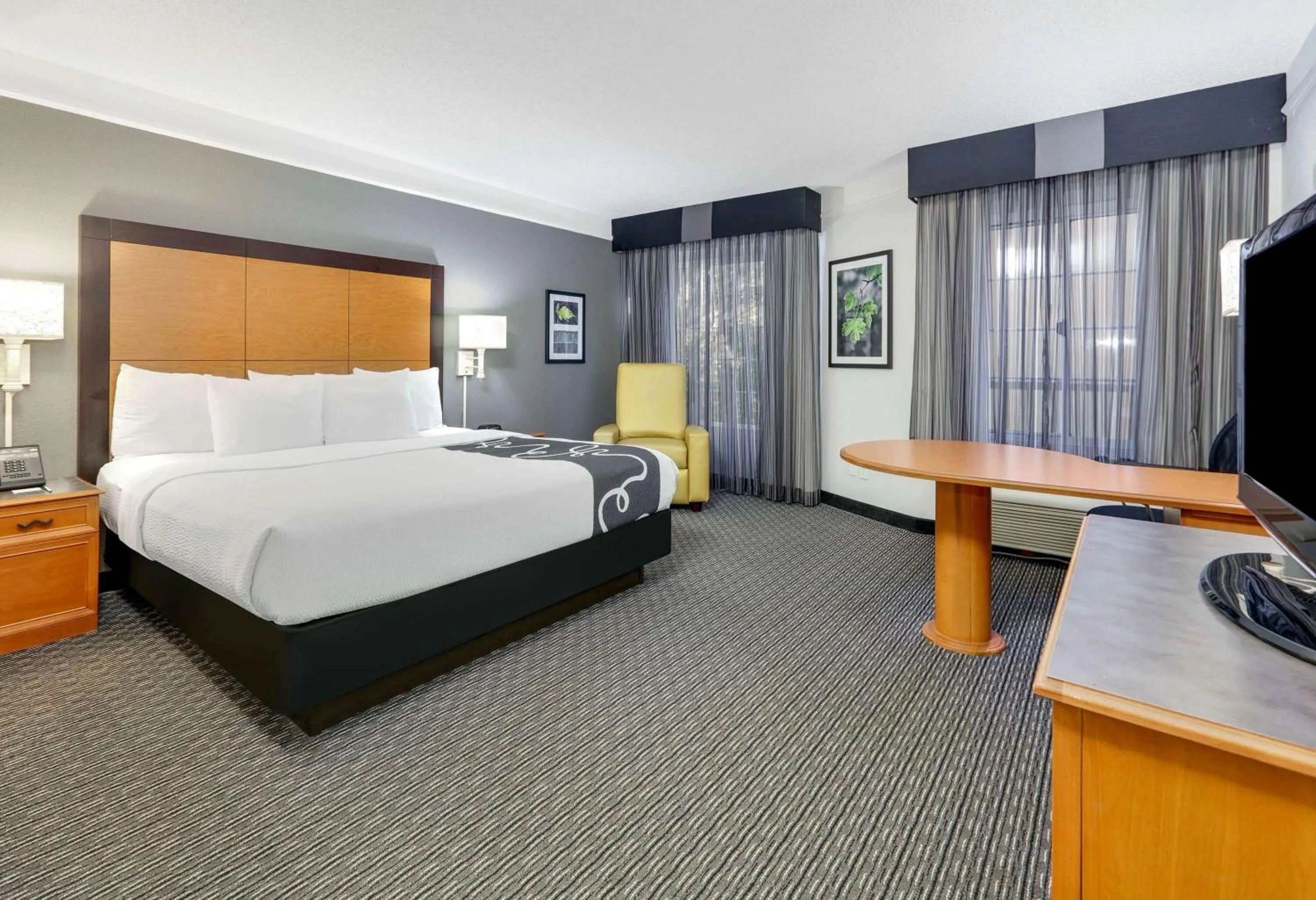 Photo of the whole room, Bed in La Quinta by Wyndham Dallas - Addison Galleria