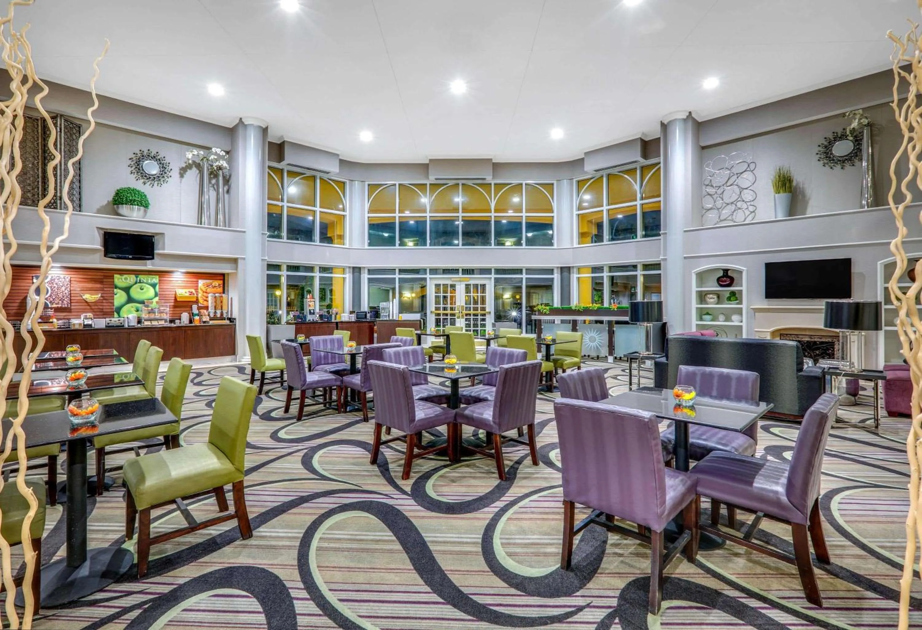 Lobby or reception in La Quinta by Wyndham Dallas - Addison Galleria
