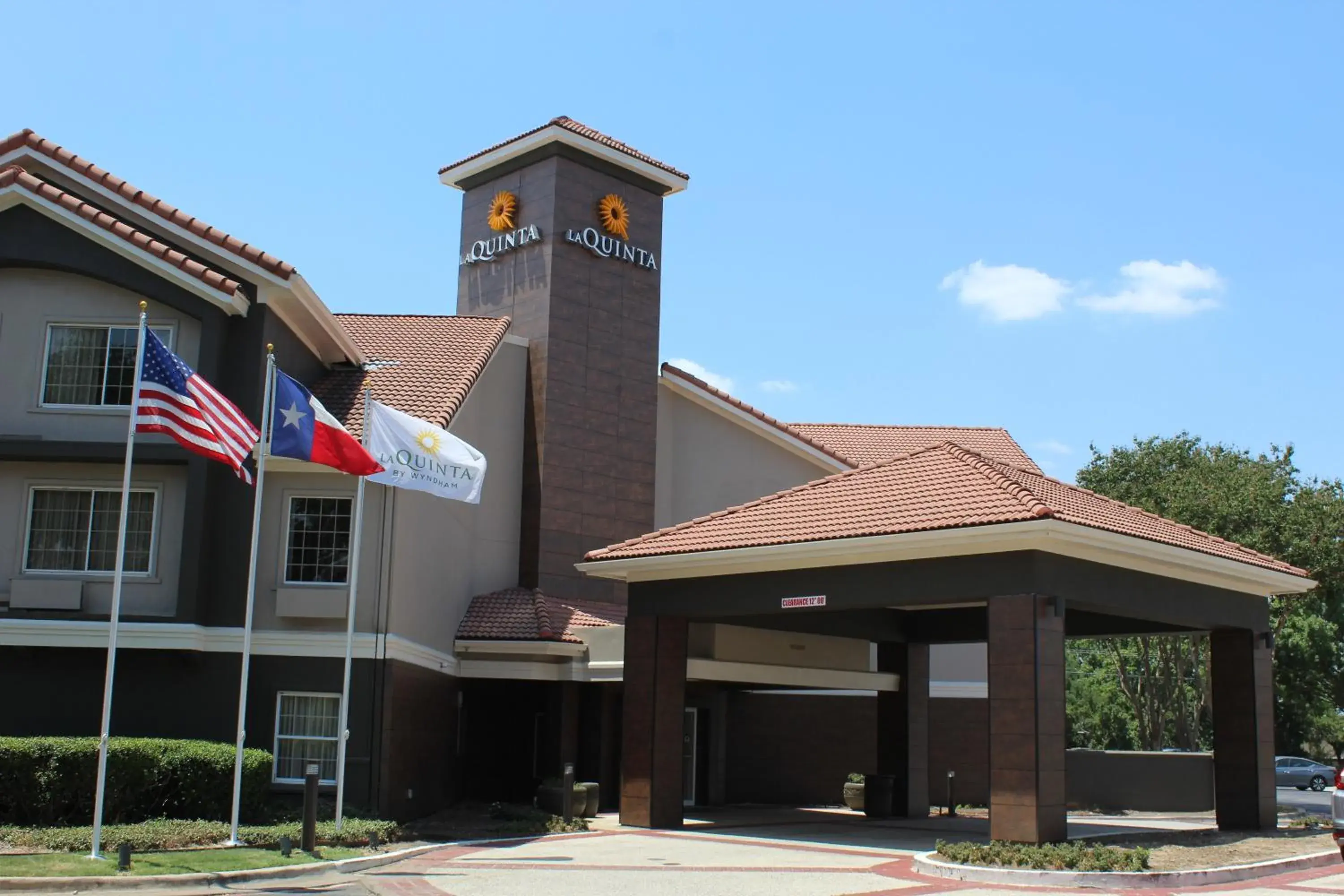 Property building in La Quinta by Wyndham Dallas - Addison Galleria Property building in La Quinta by Wyndham Dallas - Addison Galleria