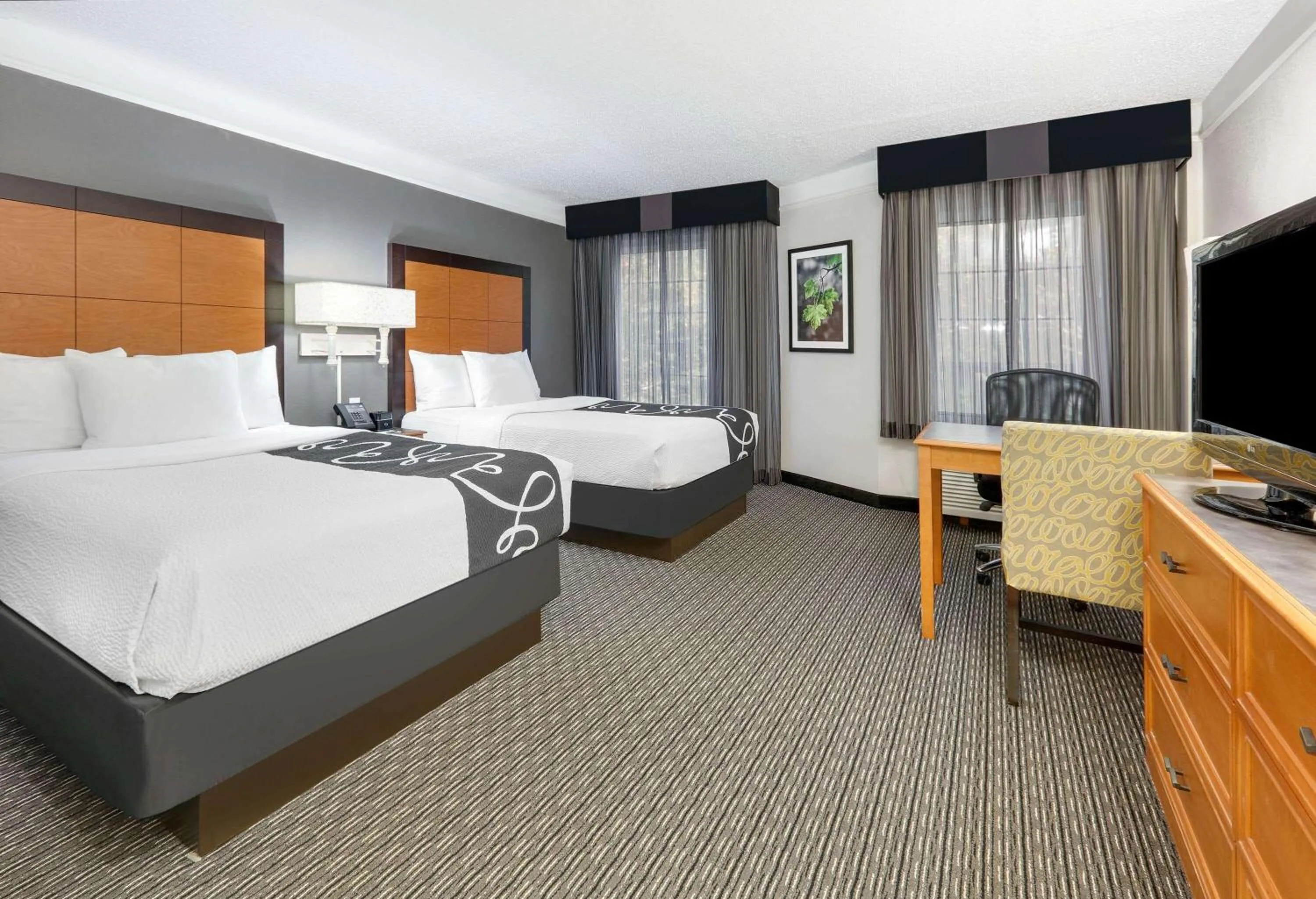 Photo of the whole room, Bed in La Quinta by Wyndham Dallas - Addison Galleria