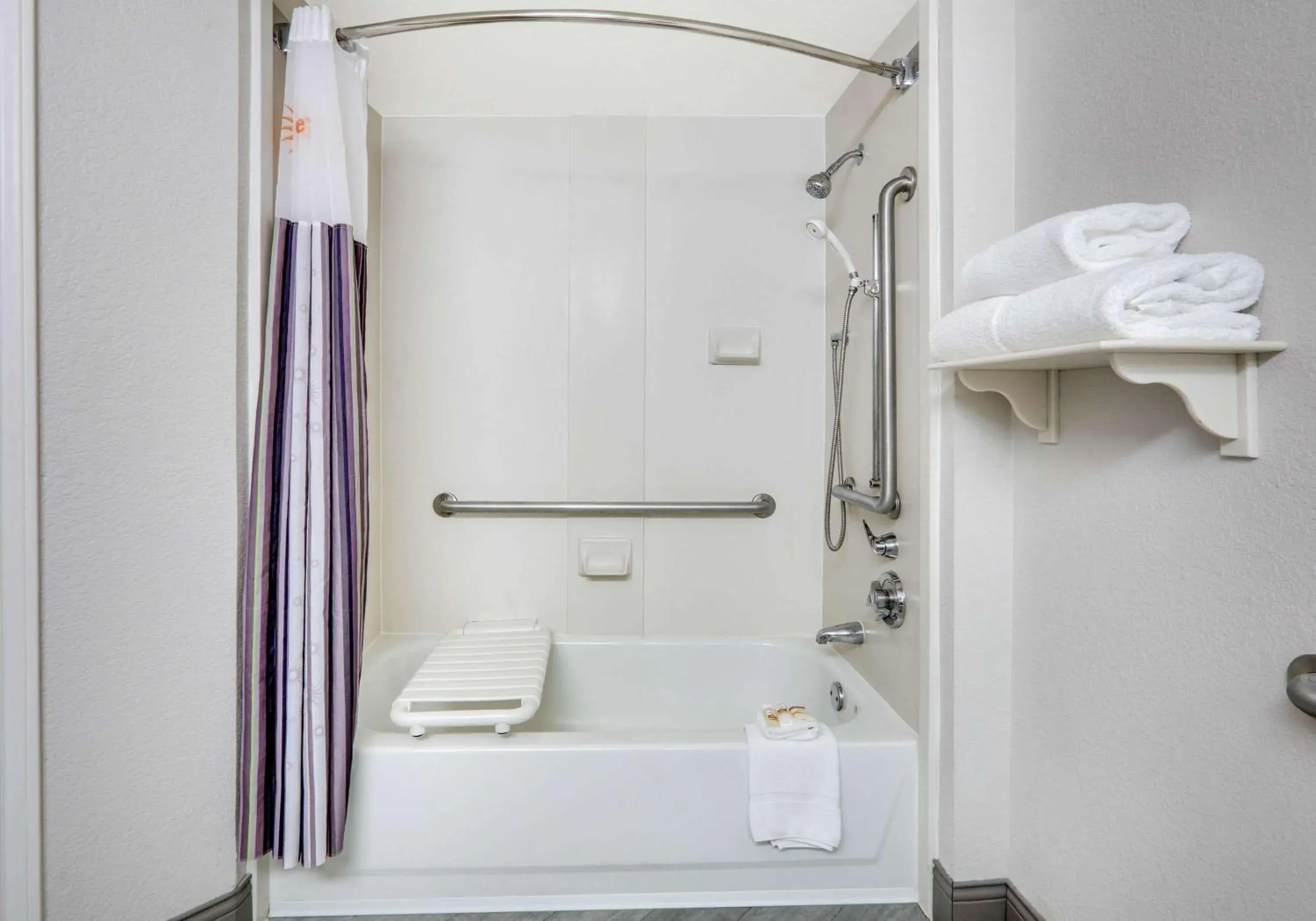 Bathroom in La Quinta by Wyndham Dallas - Addison Galleria Bathroom in La Quinta by Wyndham Dallas - Addison Galleria