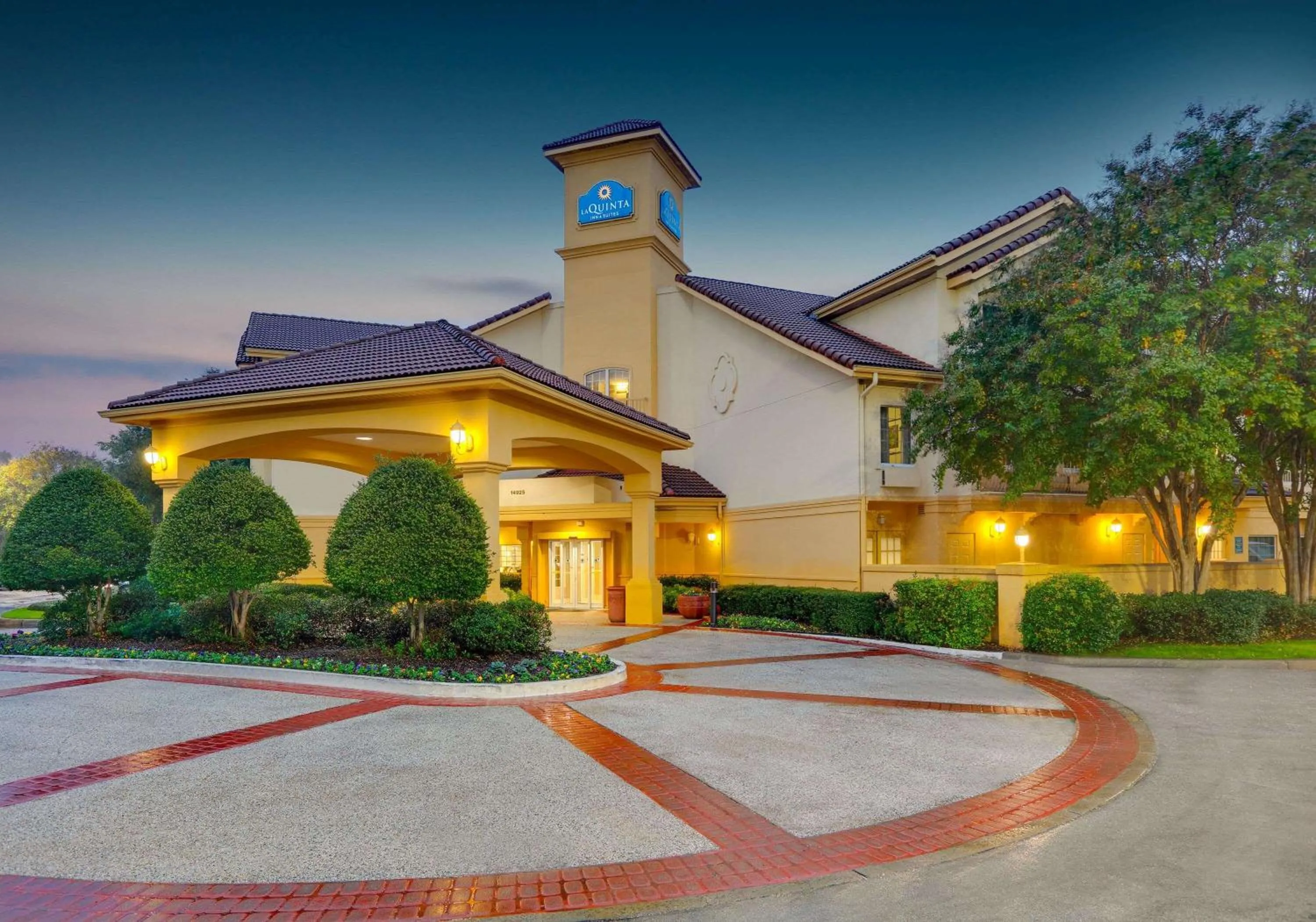 Property building in La Quinta by Wyndham Dallas - Addison Galleria