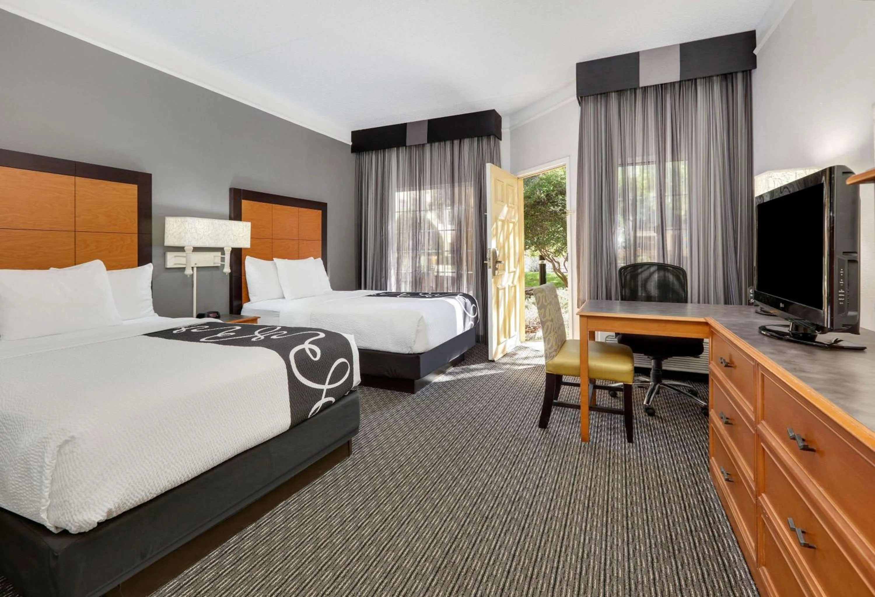 Photo of the whole room, Bed in La Quinta by Wyndham Dallas - Addison Galleria