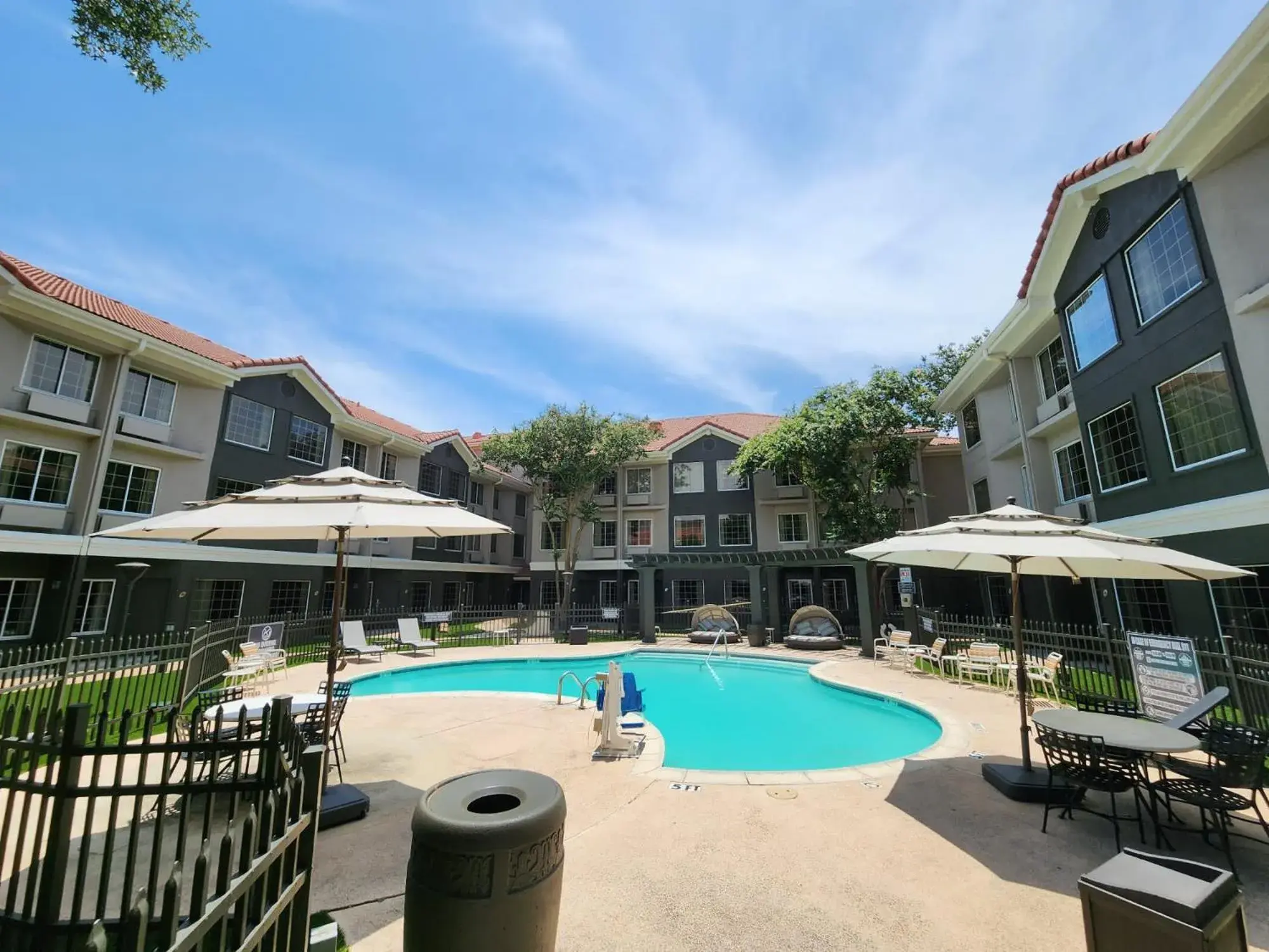 Swimming pool in La Quinta by Wyndham Dallas - Addison Galleria Swimming pool in La Quinta by Wyndham Dallas - Addison Galleria