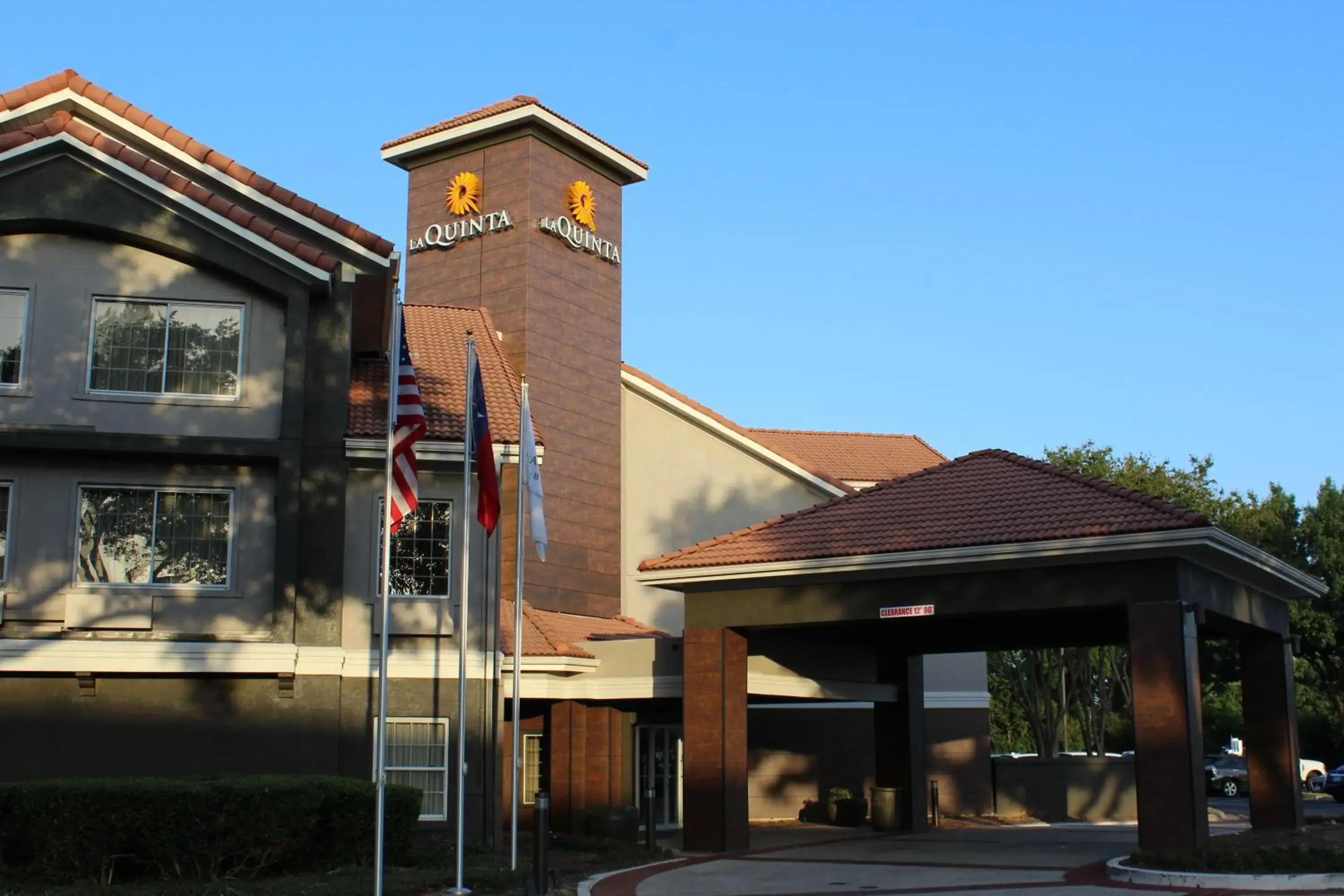 Property building in La Quinta by Wyndham Dallas - Addison Galleria Property building in La Quinta by Wyndham Dallas - Addison Galleria