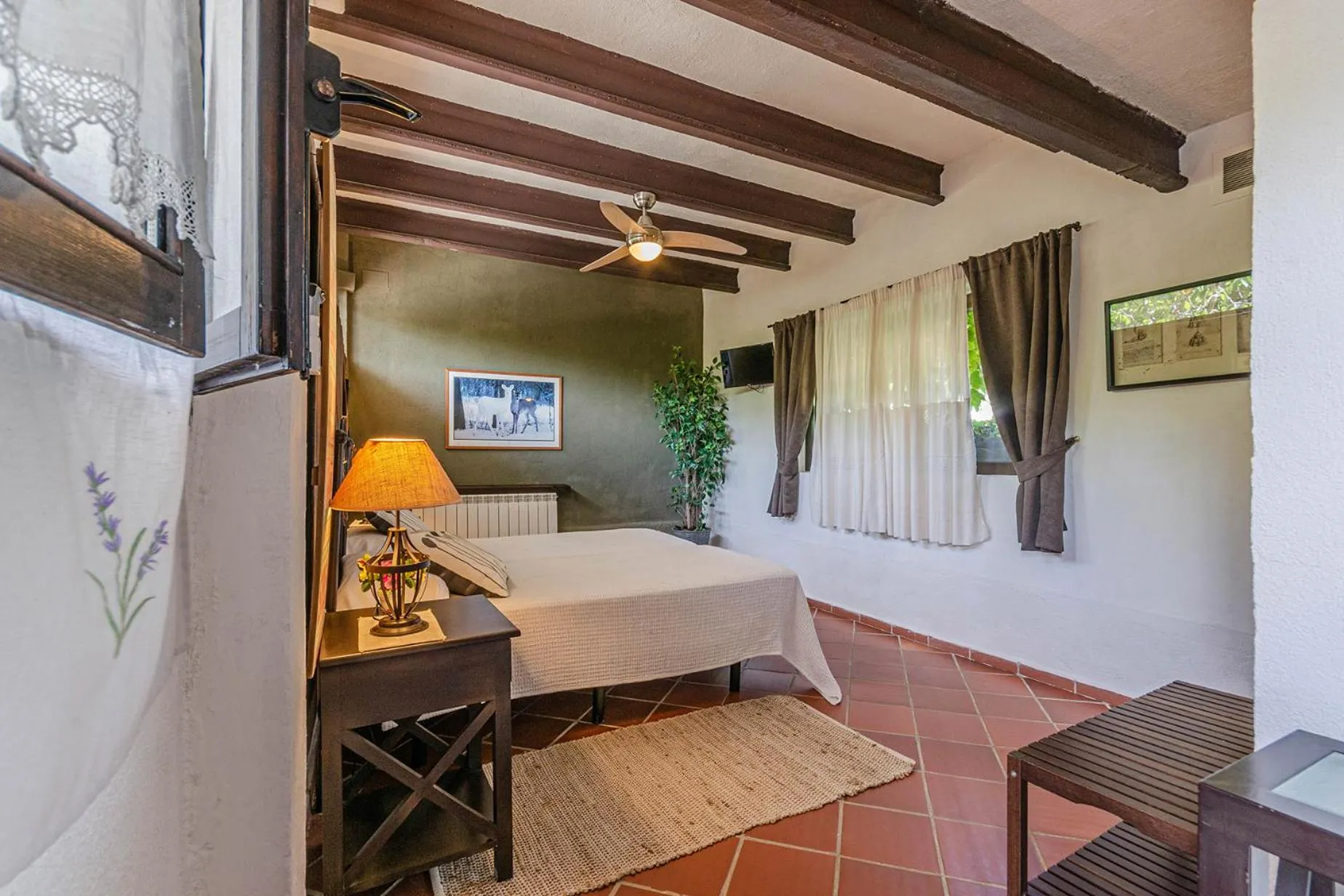 Photo of the whole room in Comarquinal Bioresort Penedes