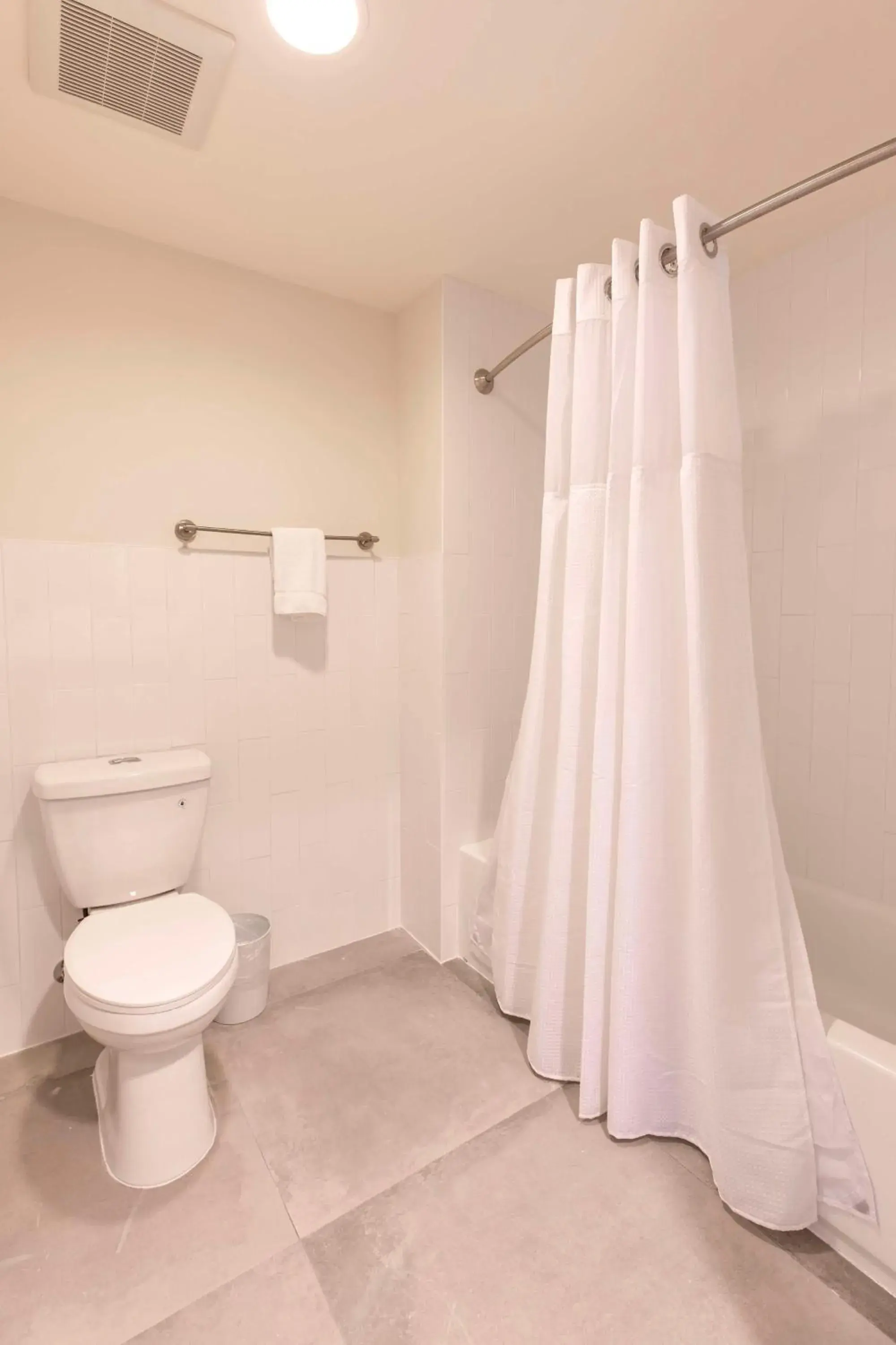 Bathroom in Homewood Suites by Hilton Palm Beach Gardens Bathroom in Homewood Suites by Hilton Palm Beach Gardens