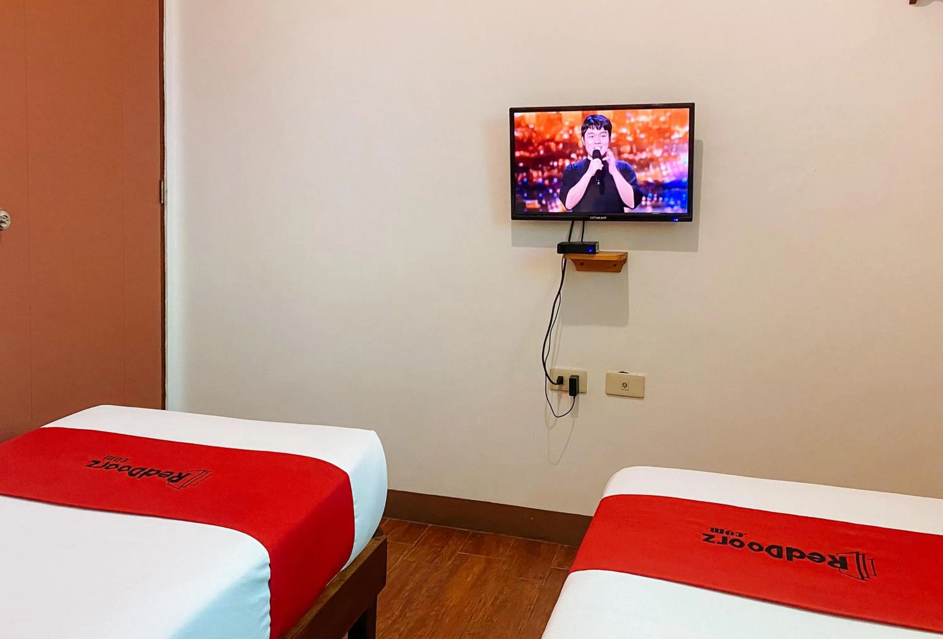 Bed in RedDoorz Plus at Balai Sofia Bed & Breakfast Batangas