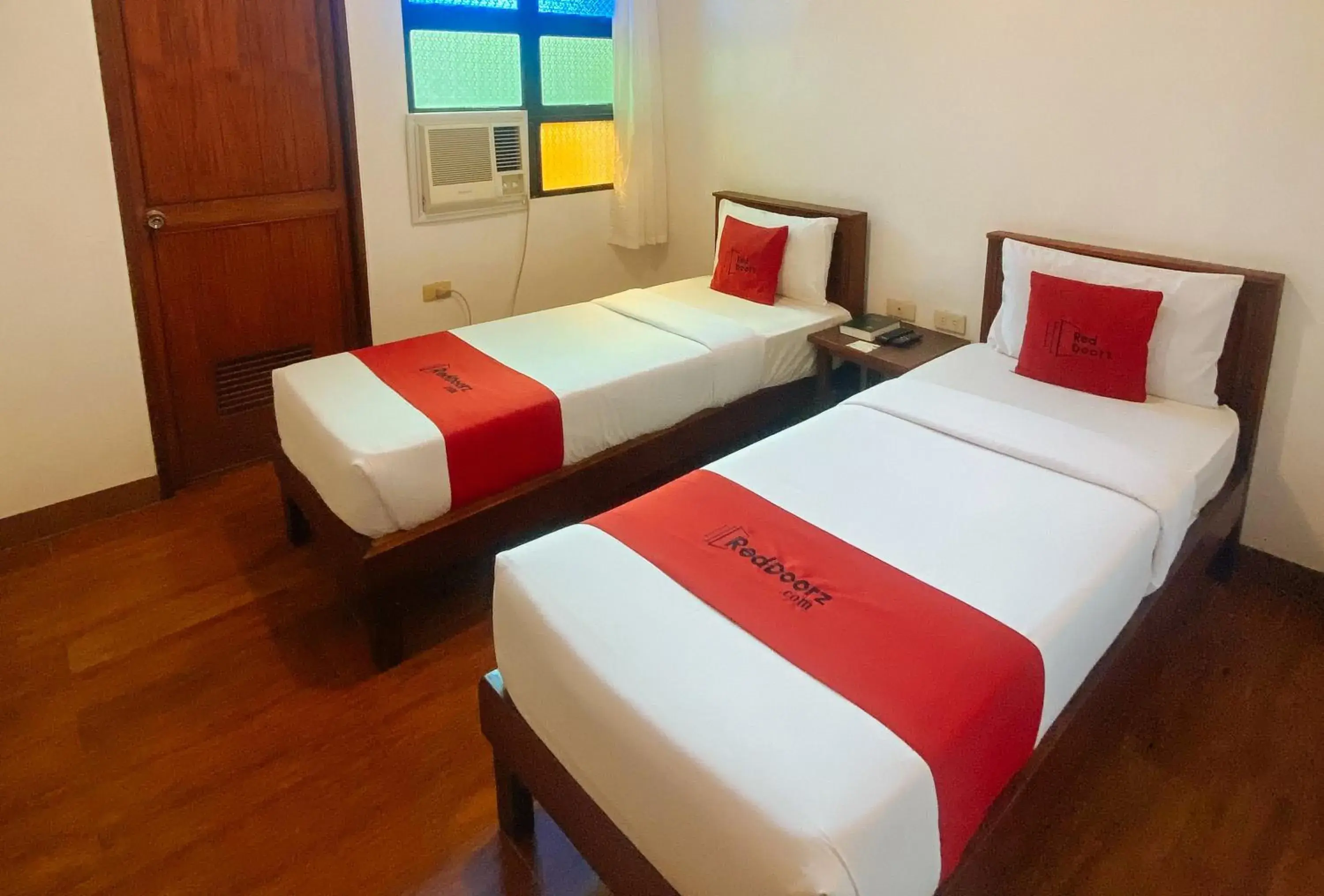 Twin Room in RedDoorz Plus at Balai Sofia Bed & Breakfast Batangas Twin Room in RedDoorz Plus at Balai Sofia Bed & Breakfast Batangas