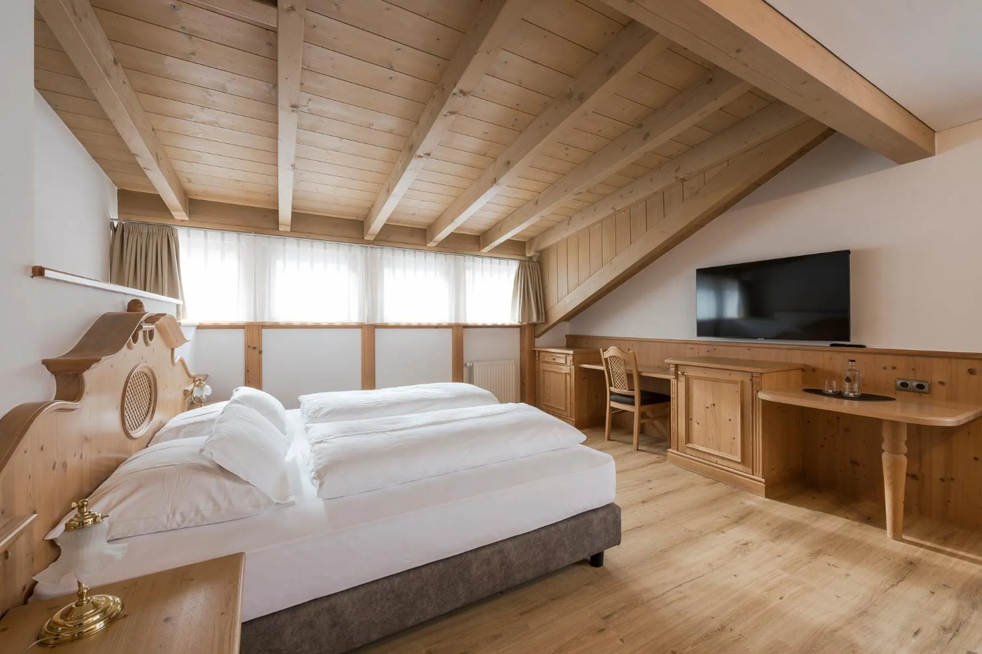 Communal lounge/ TV room, Bed in Hotel Lärchenhof