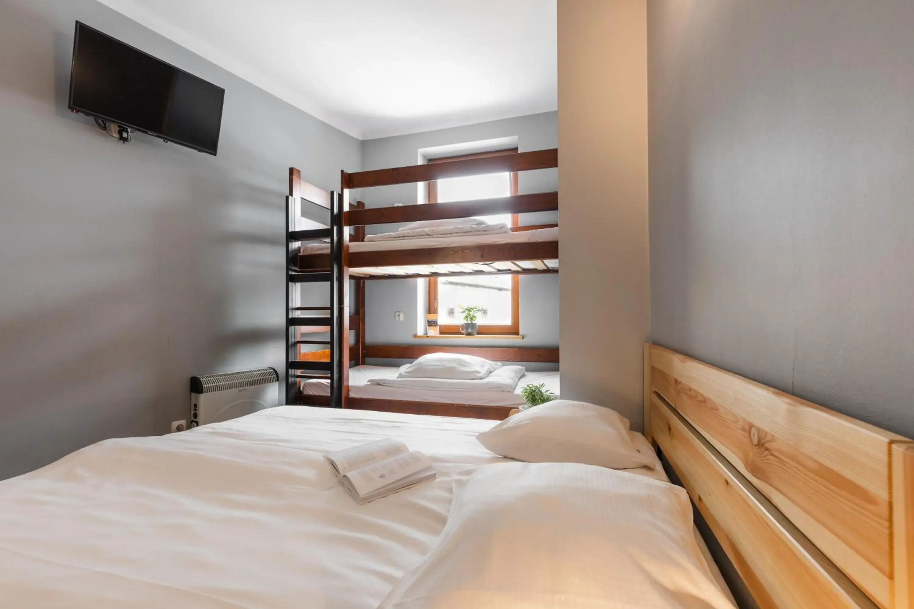 Quadruple Room with Private Bathroom in Top Hostel Pokoje Gościnne Quadruple Room with Private Bathroom in Top Hostel Pokoje Gościnne