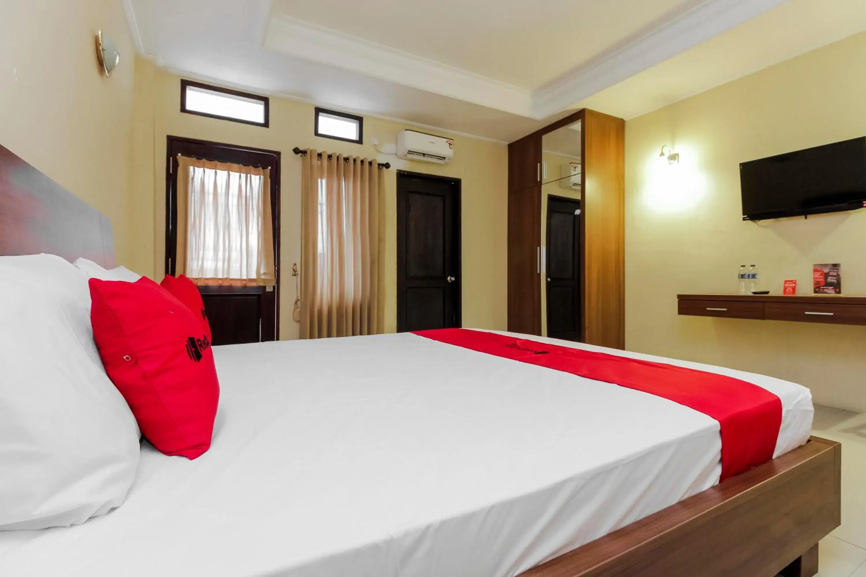 Bedroom, Bed in RedDoorz near Taman Samarendah Samarinda Bedroom, Bed in RedDoorz near Taman Samarendah Samarinda