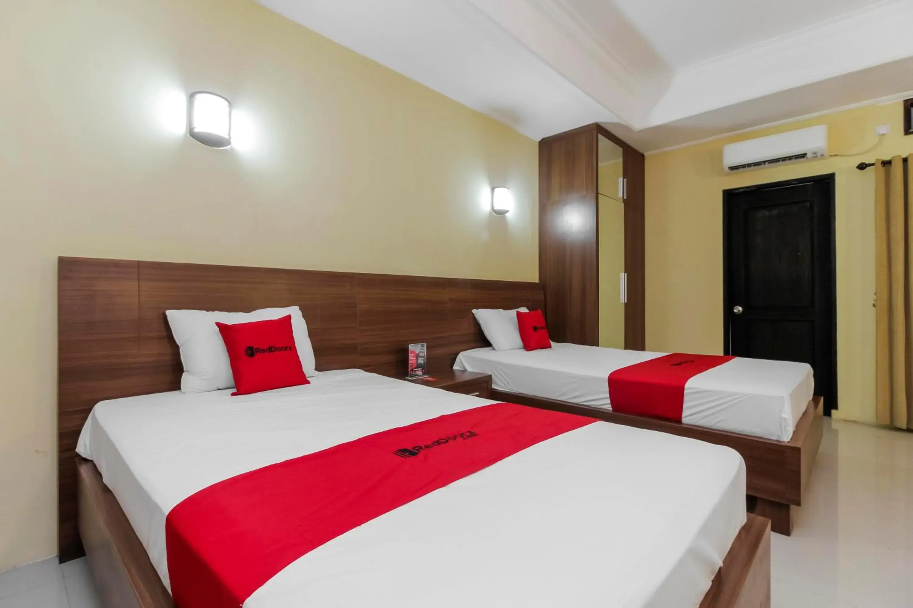 Bedroom, Bed in RedDoorz near Taman Samarendah Samarinda Bedroom, Bed in RedDoorz near Taman Samarendah Samarinda