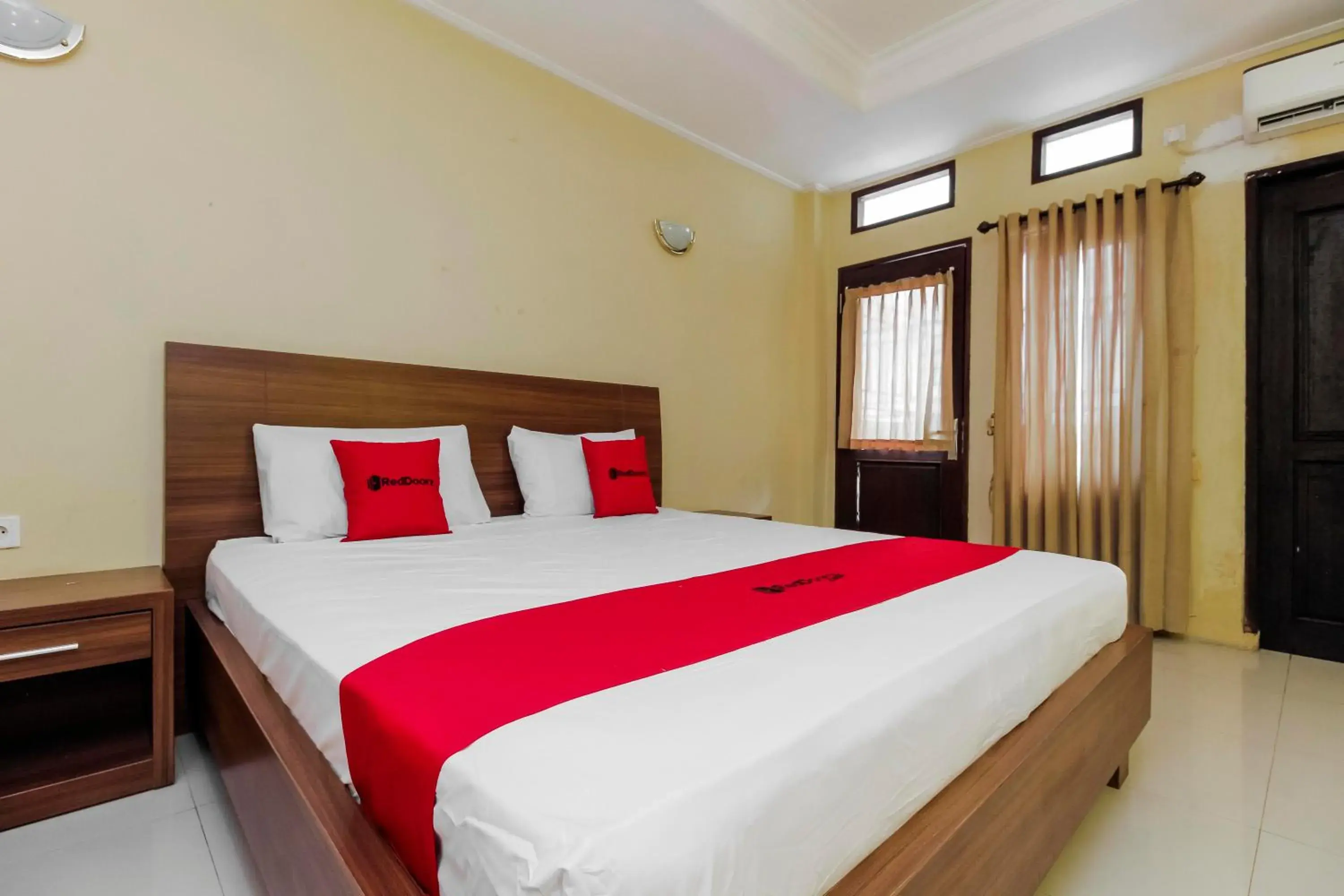 Bedroom, Bed in RedDoorz near Taman Samarendah Samarinda Bedroom, Bed in RedDoorz near Taman Samarendah Samarinda