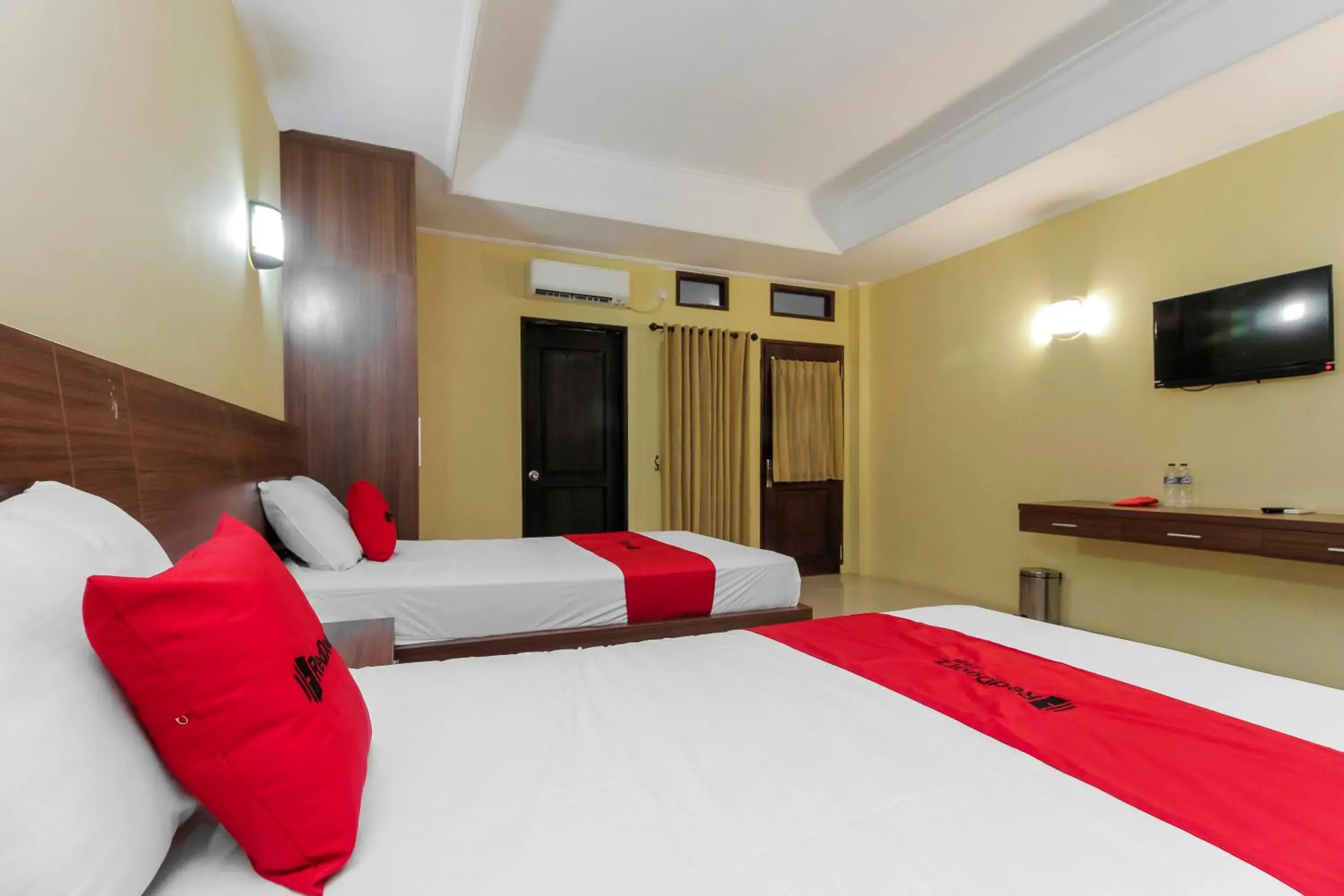 Bedroom, Bed in RedDoorz near Taman Samarendah Samarinda Bedroom, Bed in RedDoorz near Taman Samarendah Samarinda