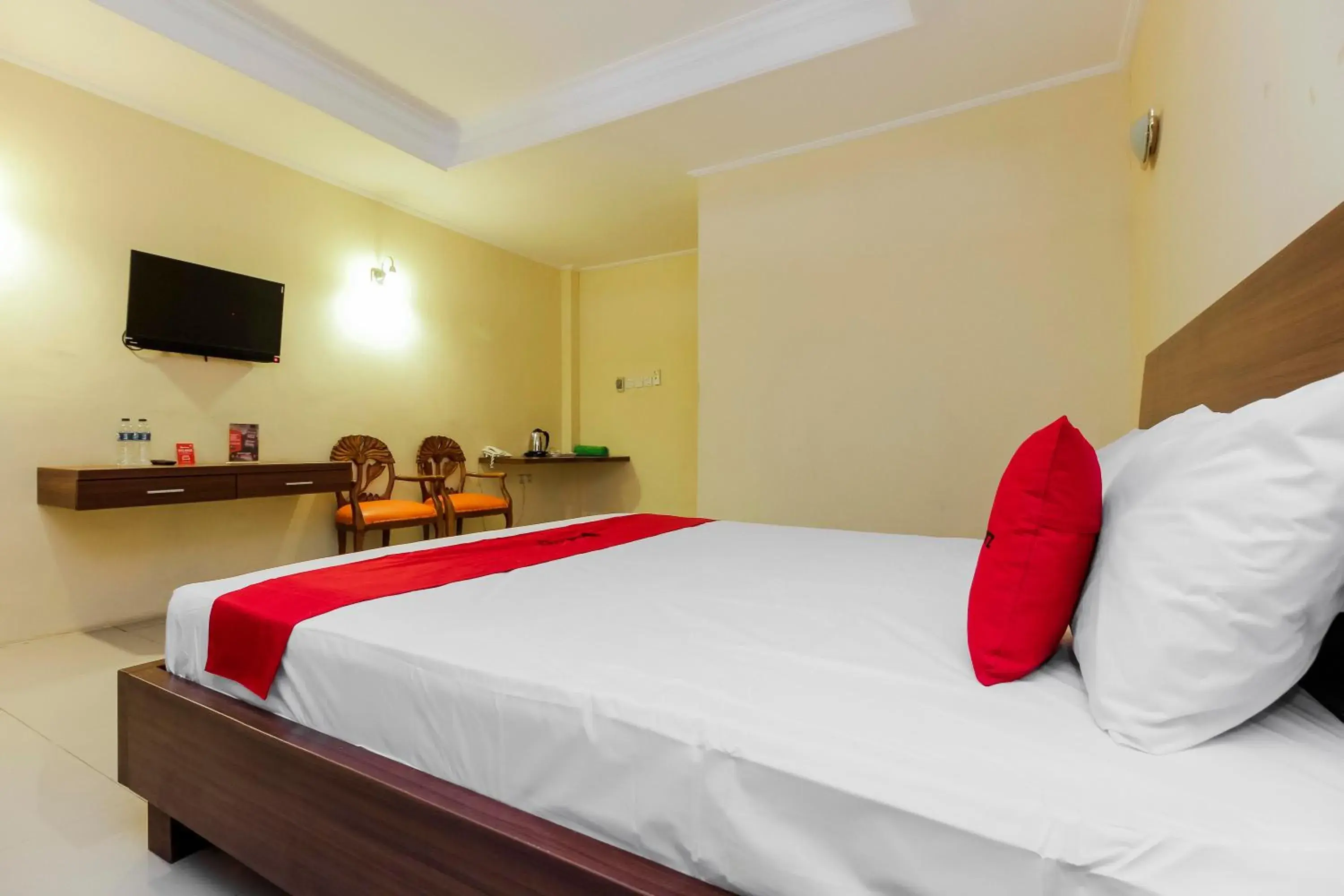 Bedroom, Bed in RedDoorz near Taman Samarendah Samarinda Bedroom, Bed in RedDoorz near Taman Samarendah Samarinda