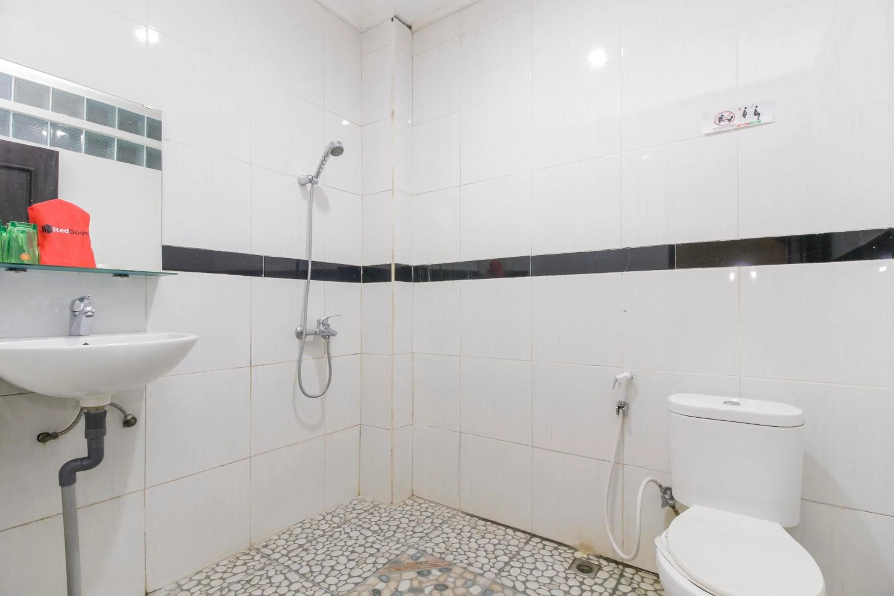Bathroom in RedDoorz near Taman Samarendah Samarinda