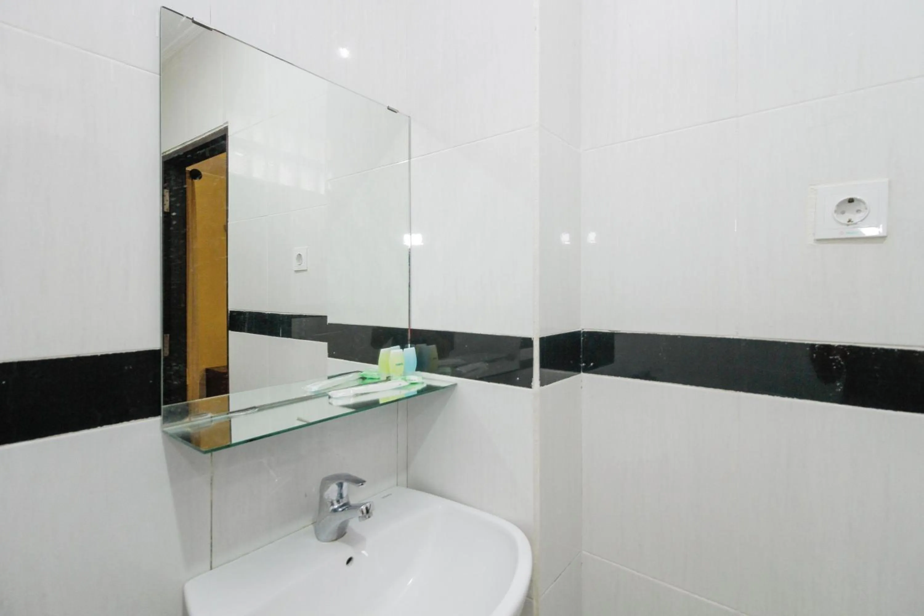 Bathroom in RedDoorz near Taman Samarendah Samarinda