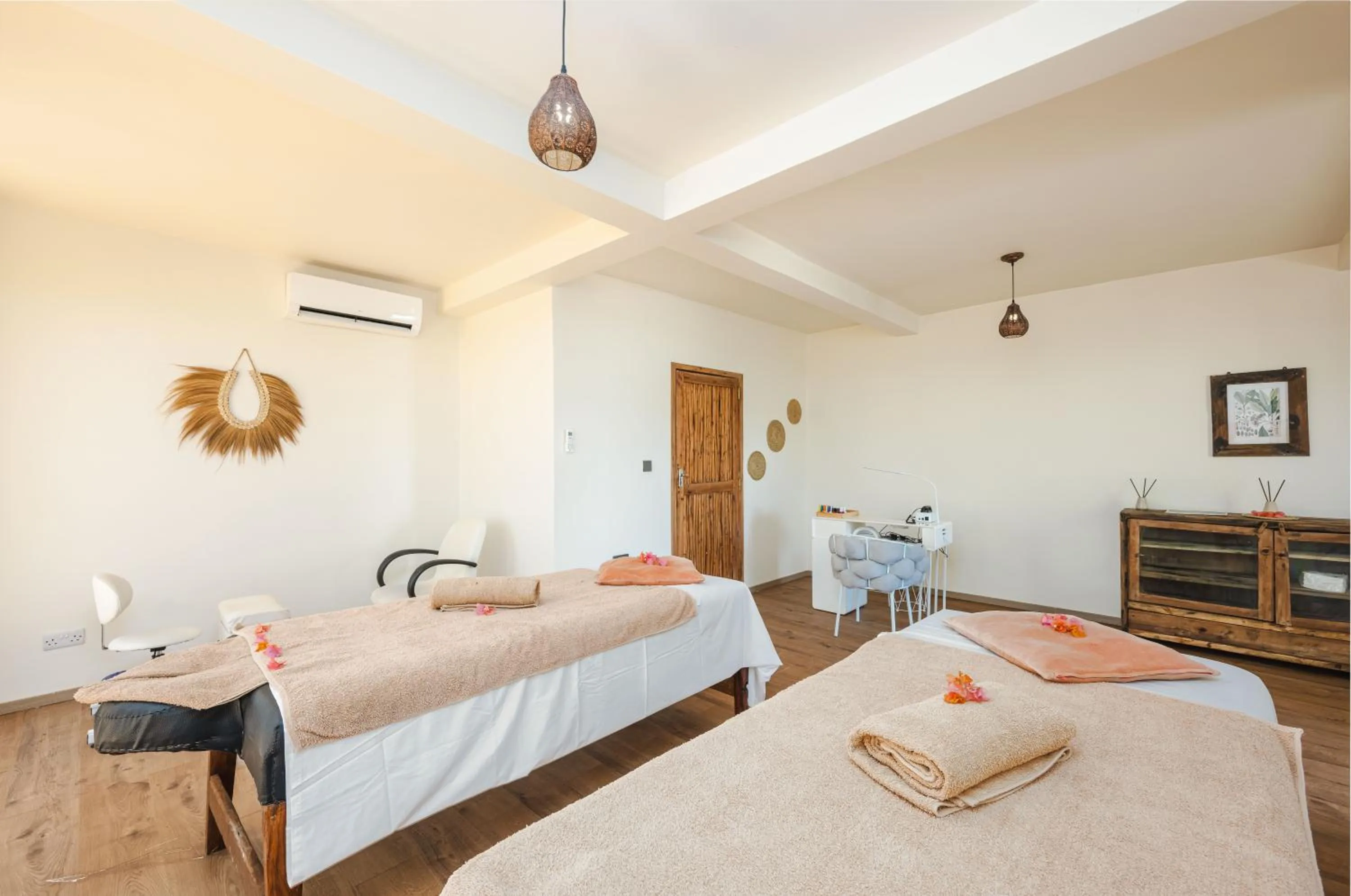 Massage, Bed in Clove Island Villas & Spa