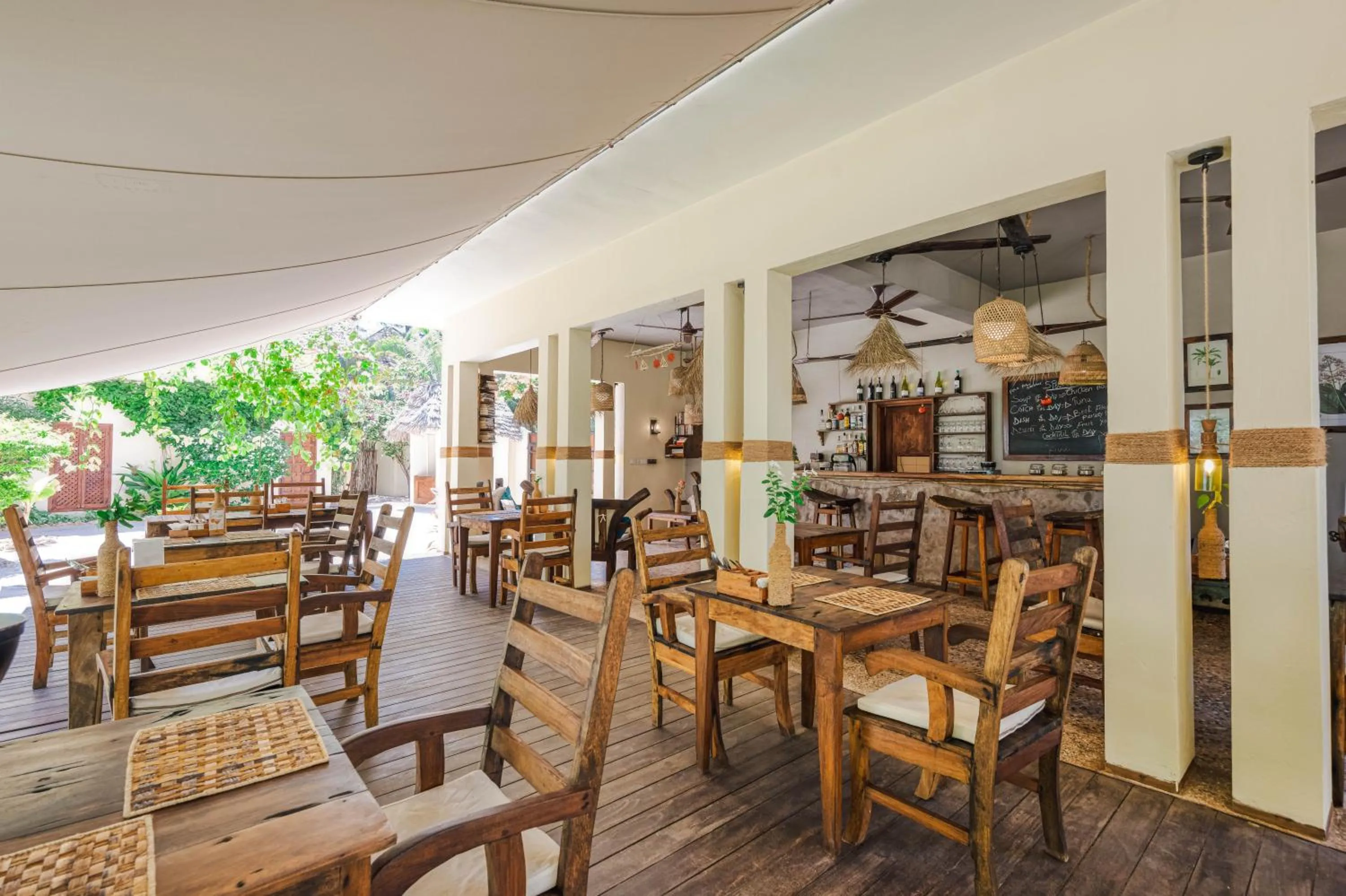 Restaurant/places to eat in Clove Island Villas & Spa