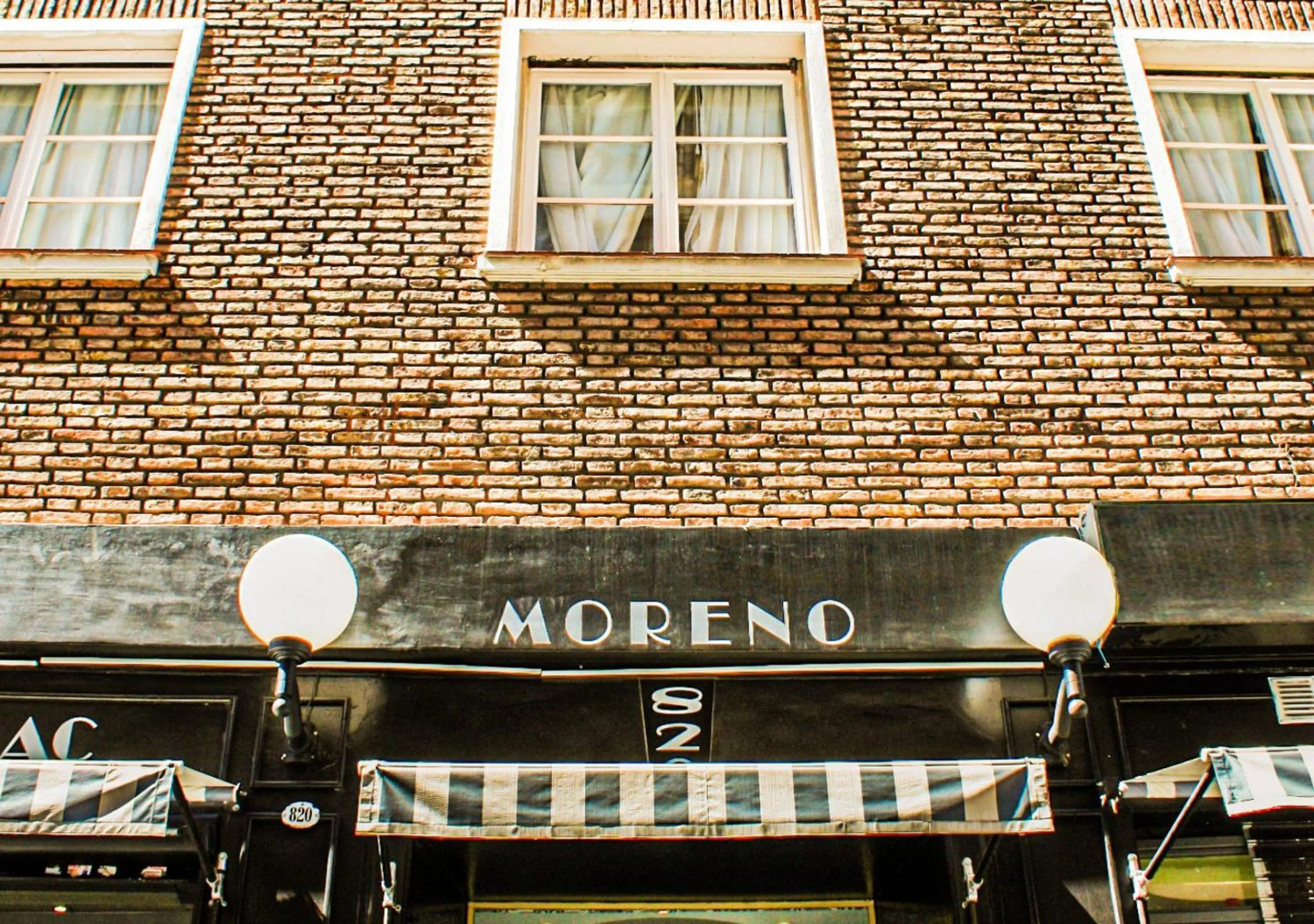 Property building in Moreno 820 by DOT Suites