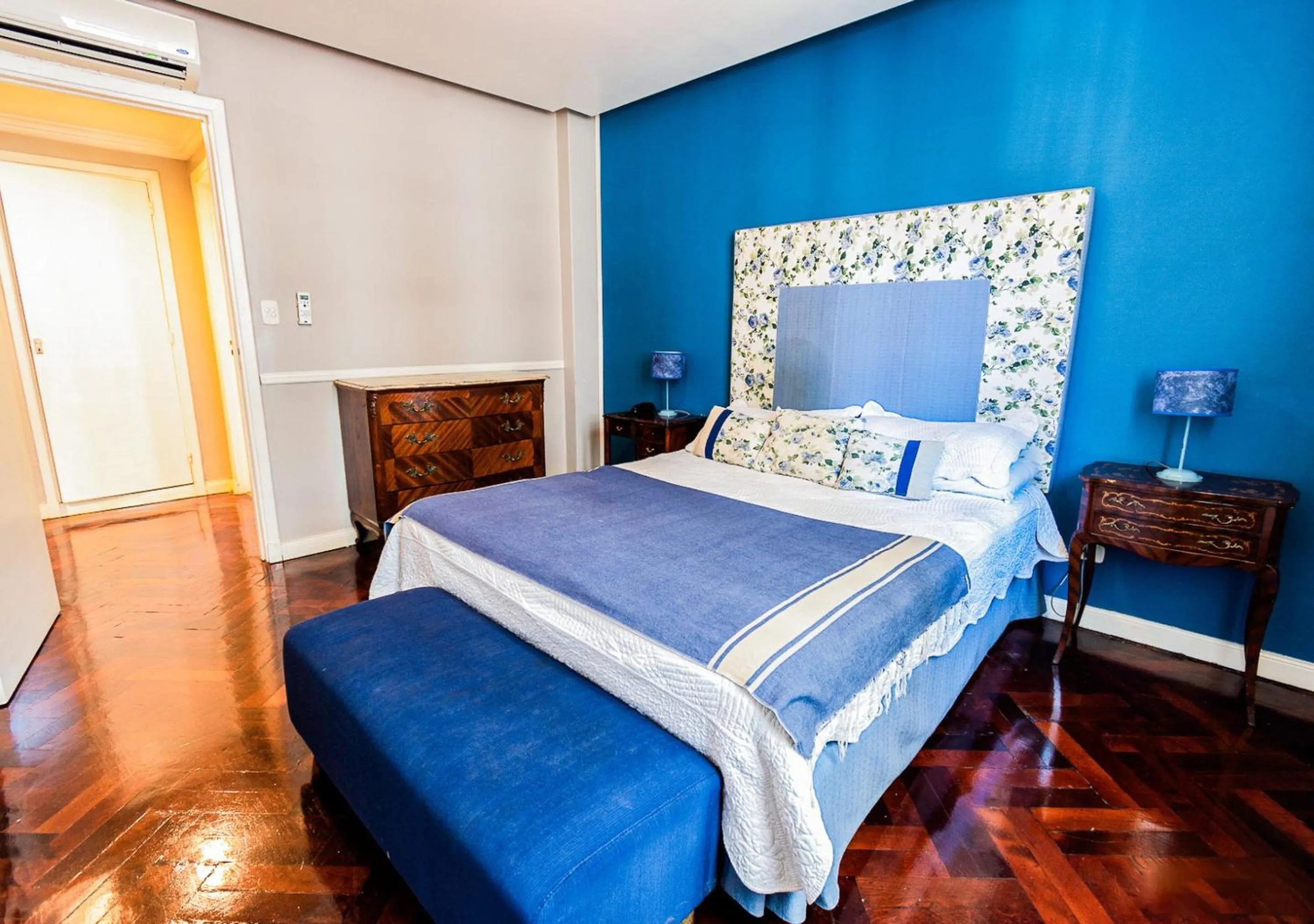 Bed in Moreno 820 by DOT Suites