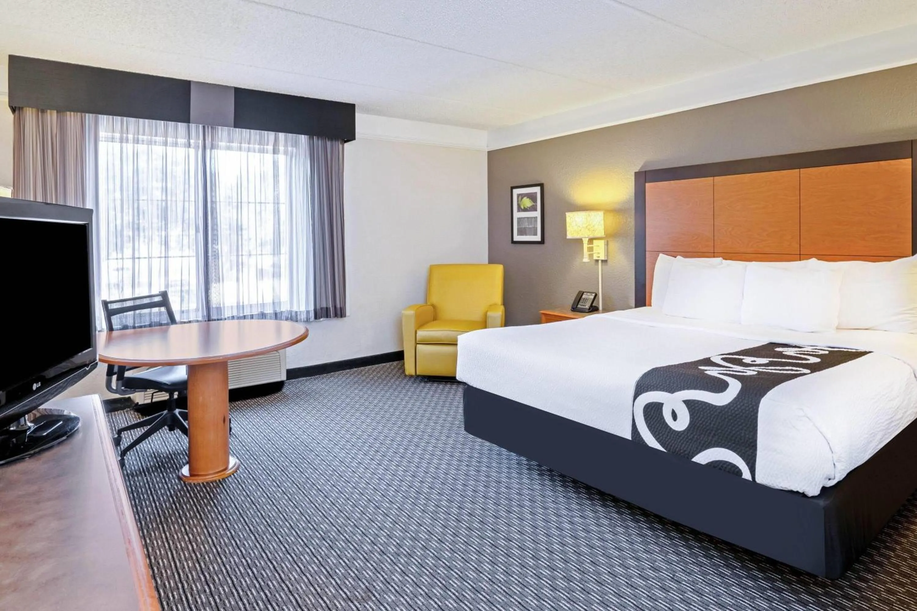 Photo of the whole room, Bed in La Quinta by Wyndham Houston West Park 10