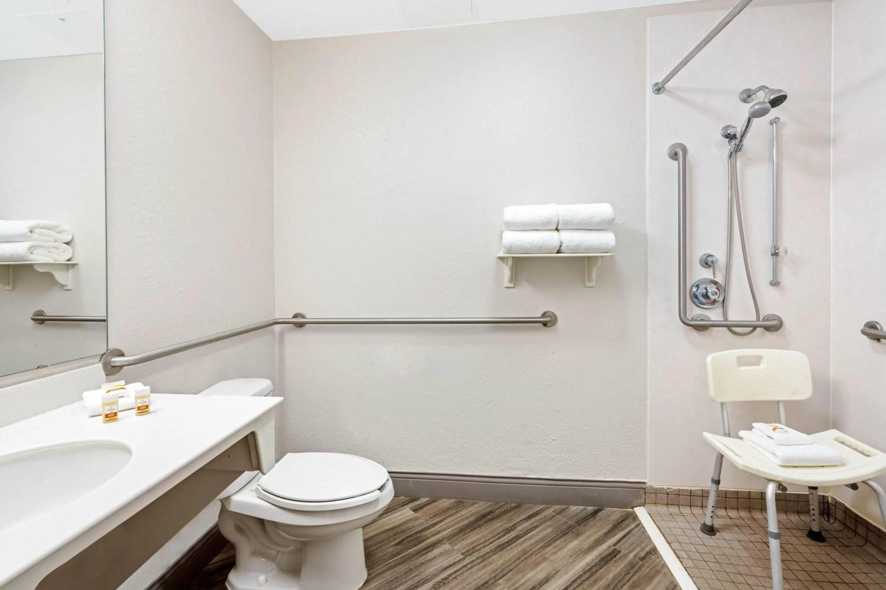 Shower in La Quinta by Wyndham Houston West Park 10