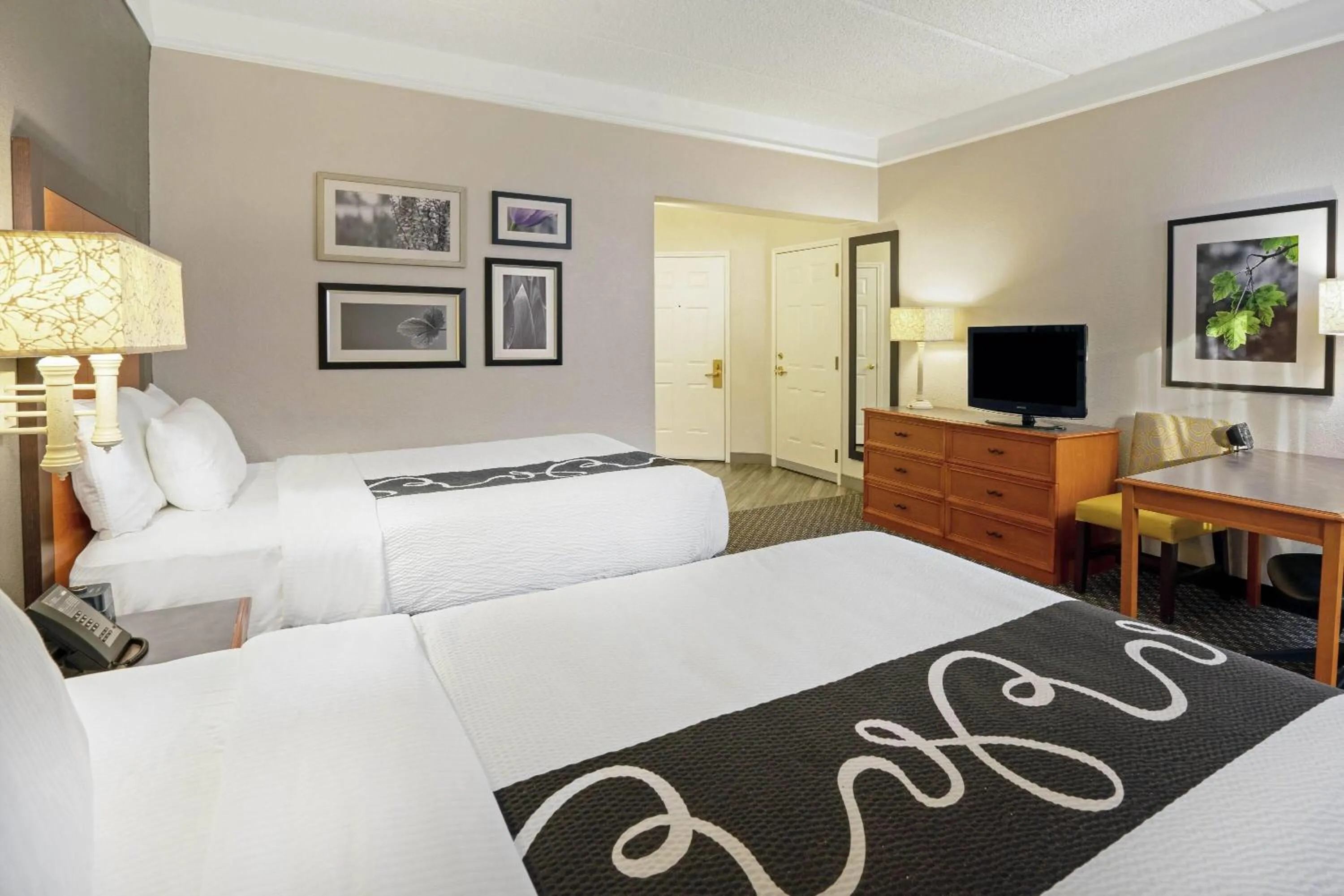 Photo of the whole room, Bed in La Quinta by Wyndham Houston West Park 10