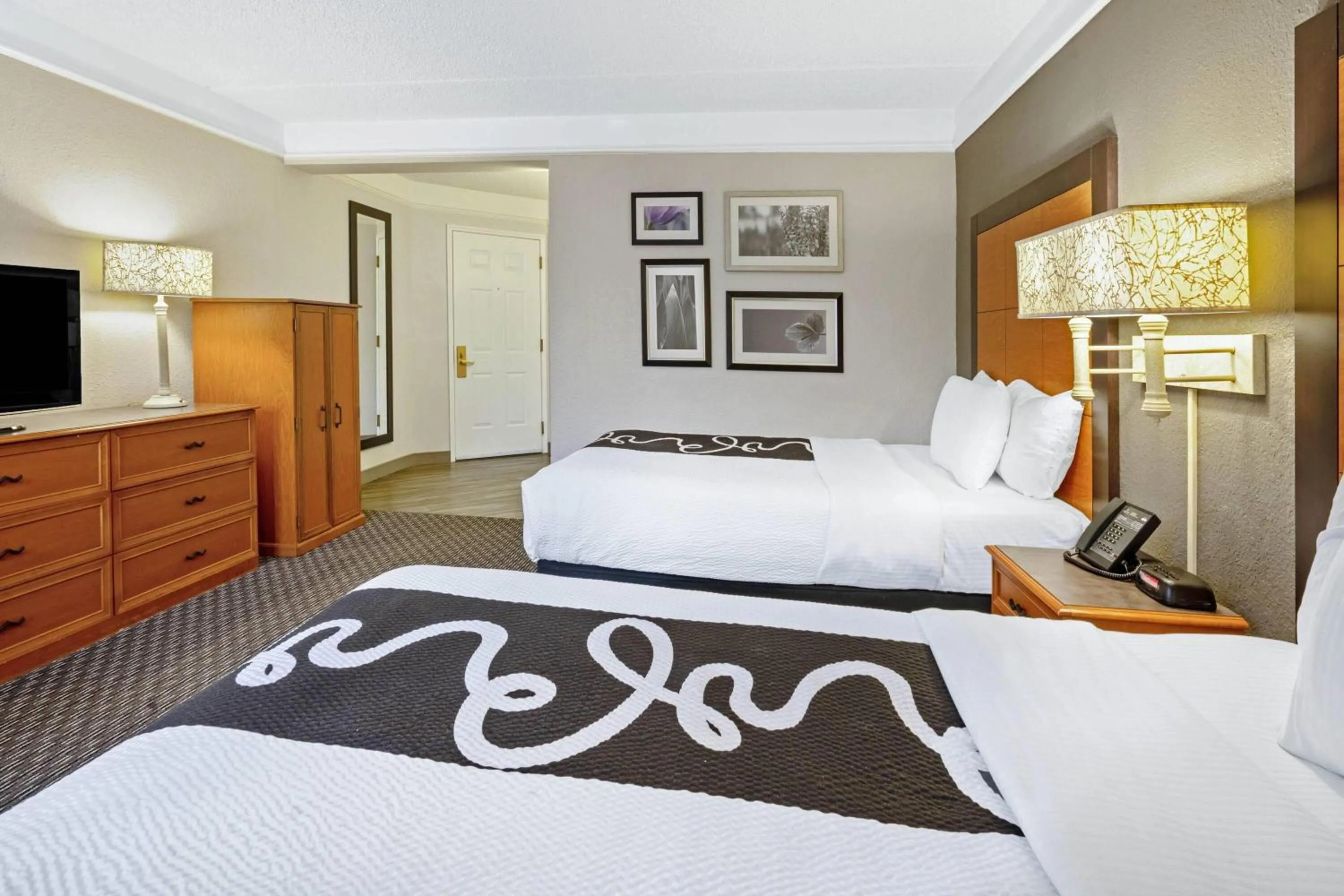 Photo of the whole room, Bed in La Quinta by Wyndham Houston West Park 10