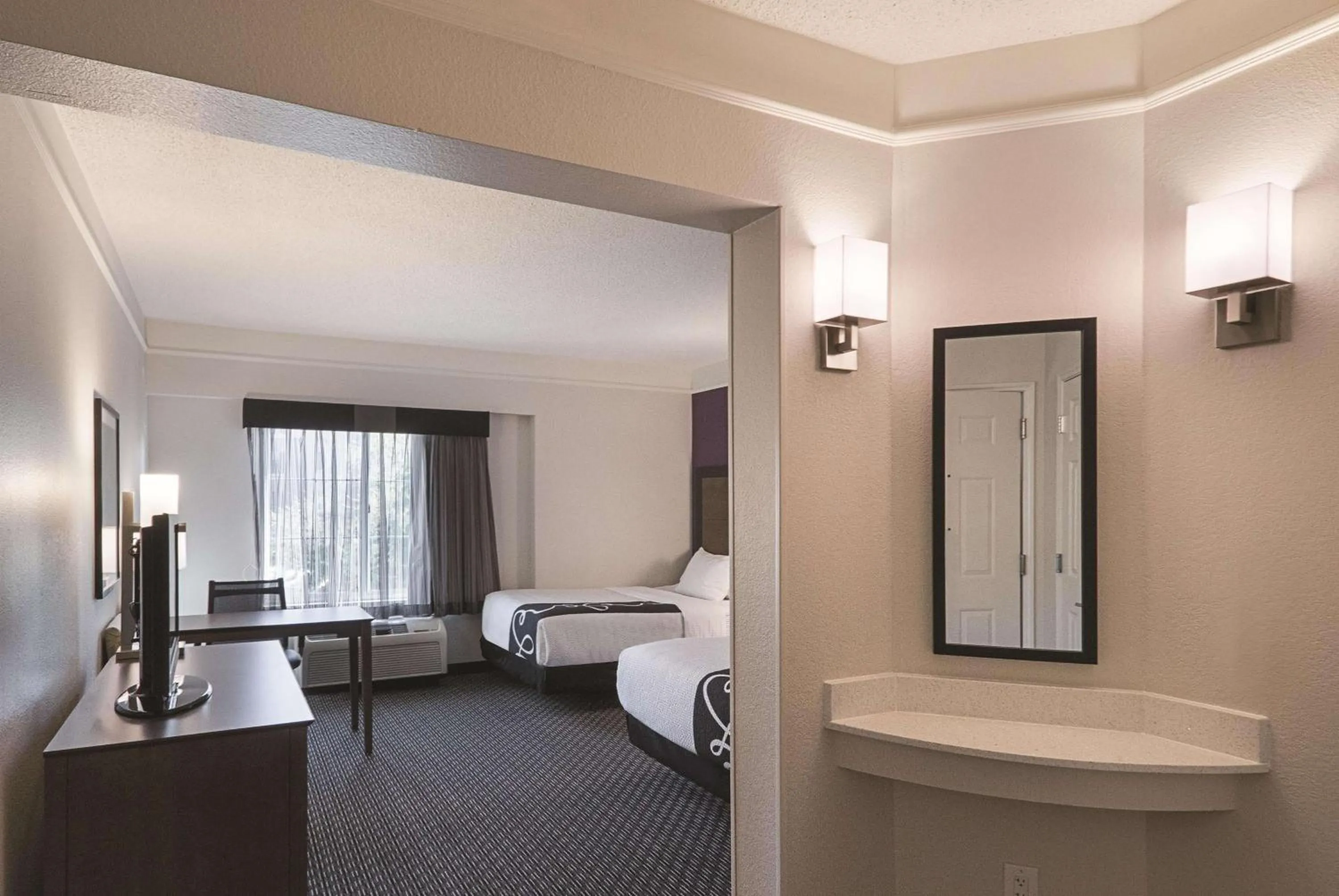 Photo of the whole room, Bed in La Quinta by Wyndham Orem University Pwy Provo