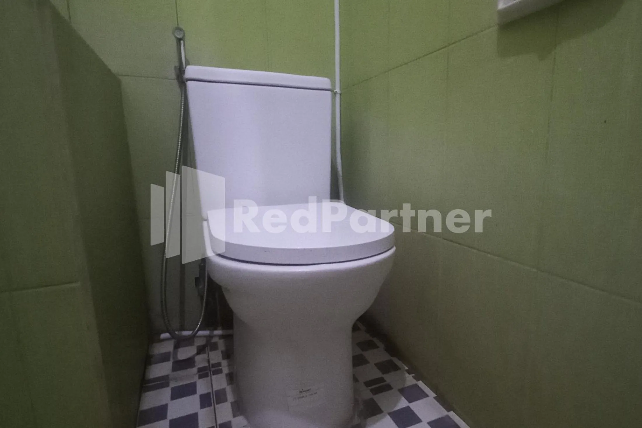 Bathroom in Hotel Palem 2 Syariah Malang Redpartner