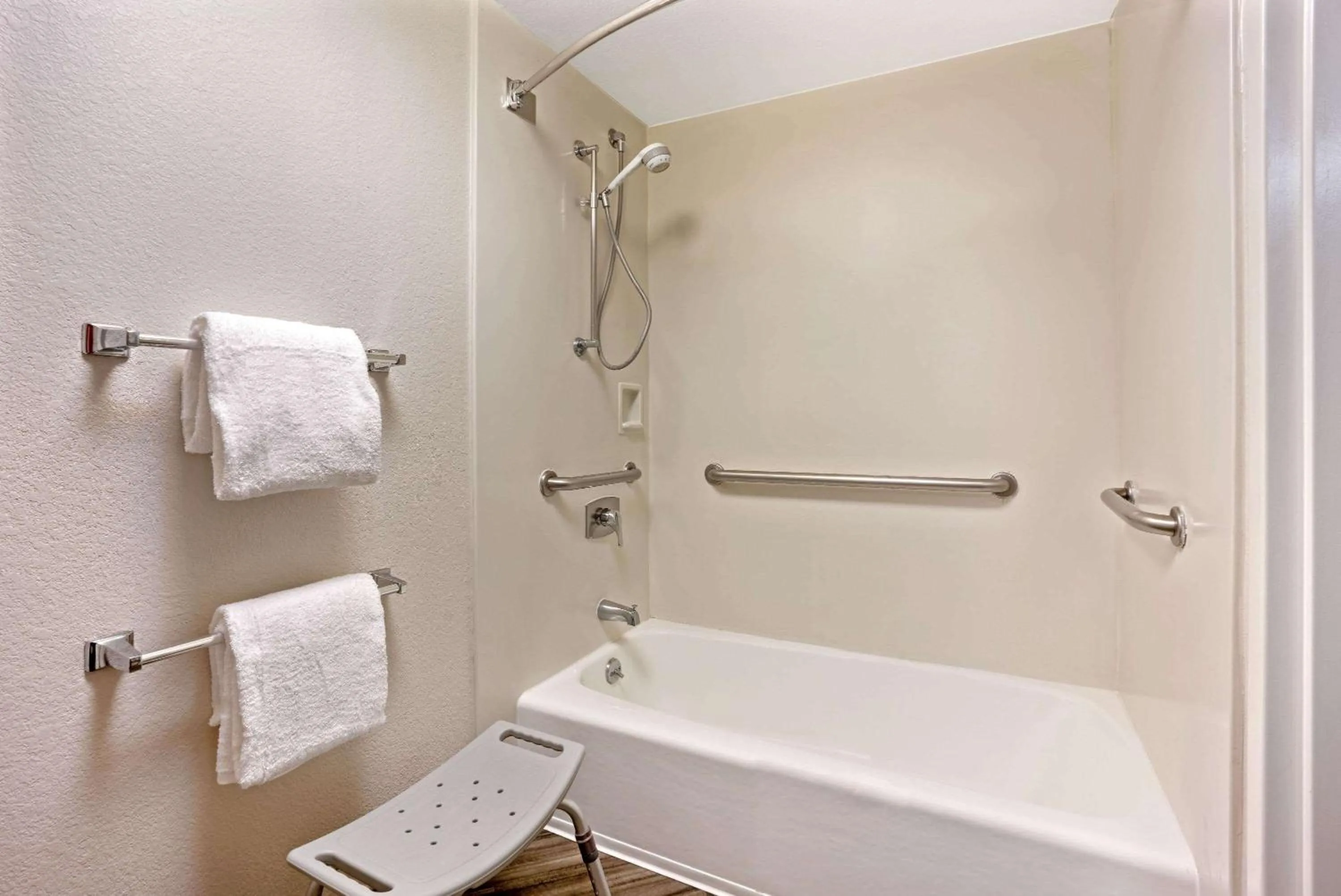 Bathroom in La Quinta by Wyndham Tacoma - Seattle