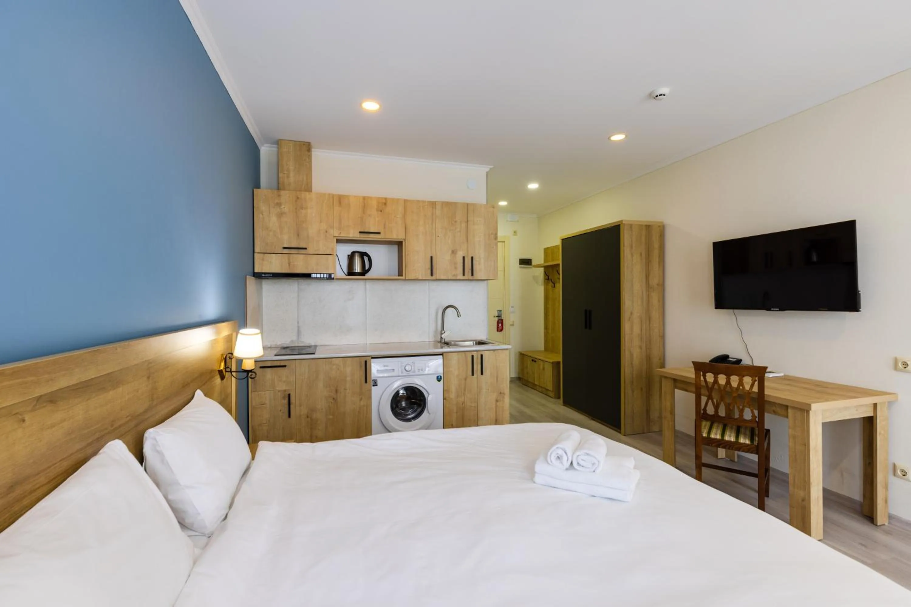 Kitchen or kitchenette, Bed in Aqua Batumi Hotel & Apartments