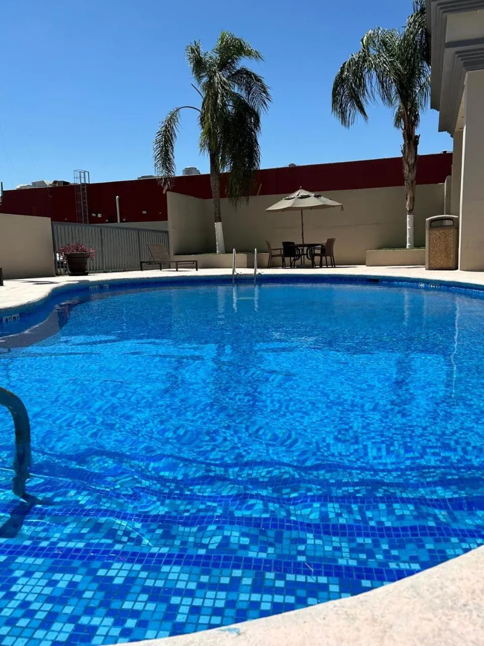 Swimming pool in Hampton Inn Monterrey-Airport