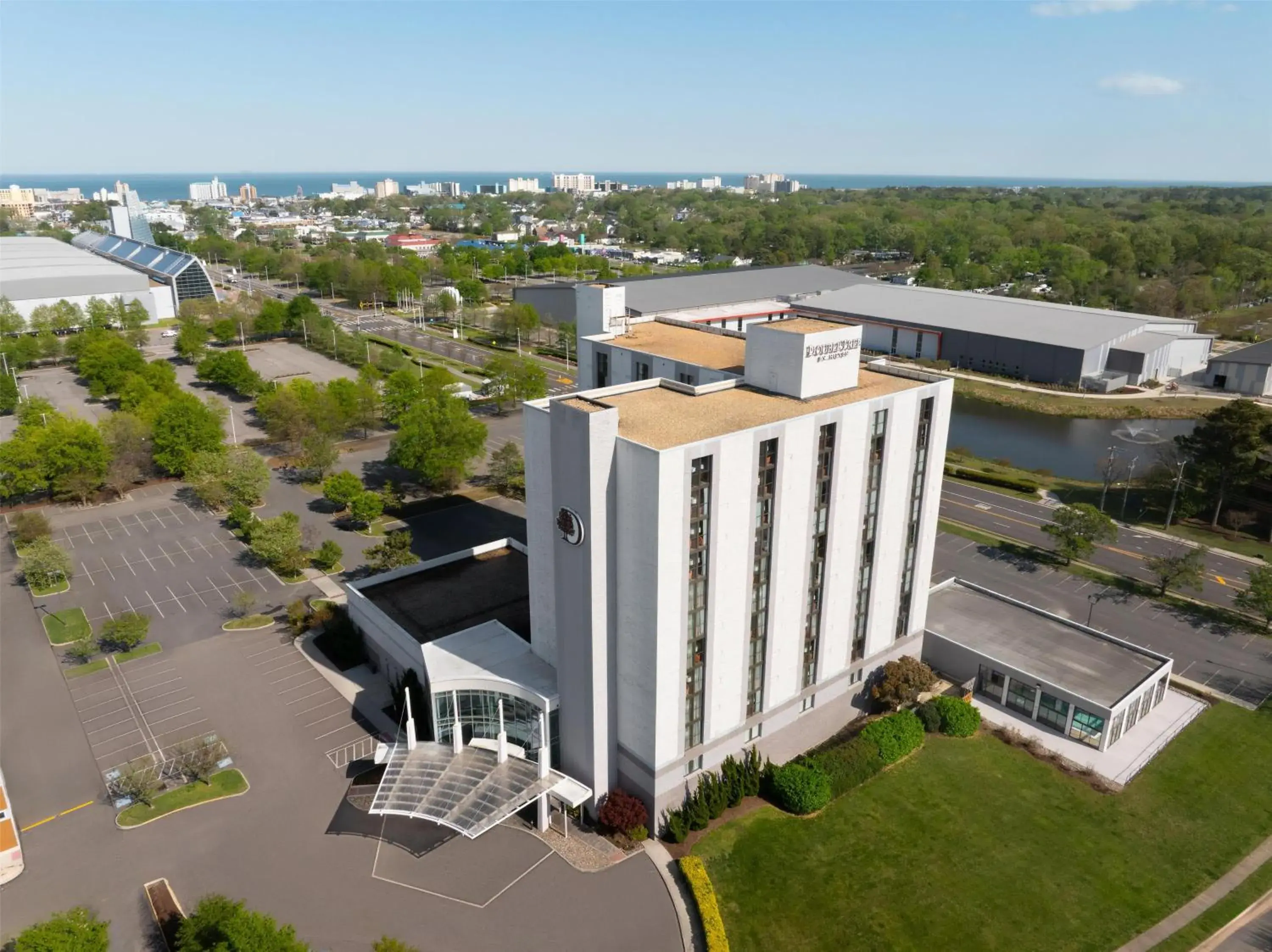 Property building in DoubleTree by Hilton Virginia Beach Property building in DoubleTree by Hilton Virginia Beach