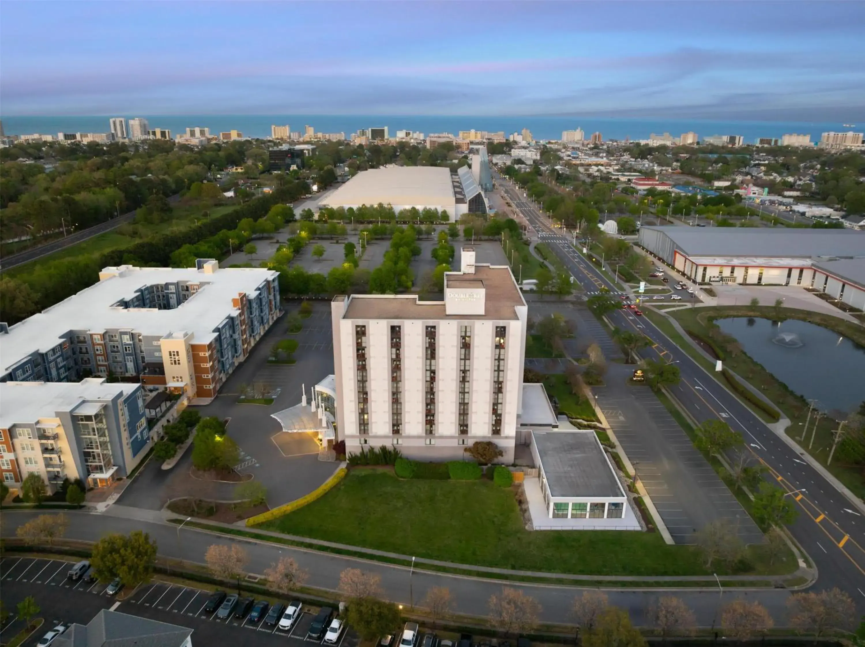 Property building in DoubleTree by Hilton Virginia Beach Property building in DoubleTree by Hilton Virginia Beach