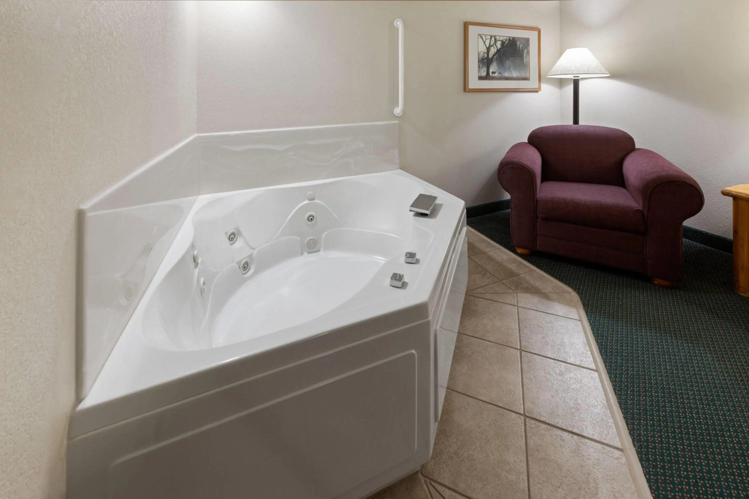 Bath in Shell Lake Lodge, a Travelodge by Wyndham
