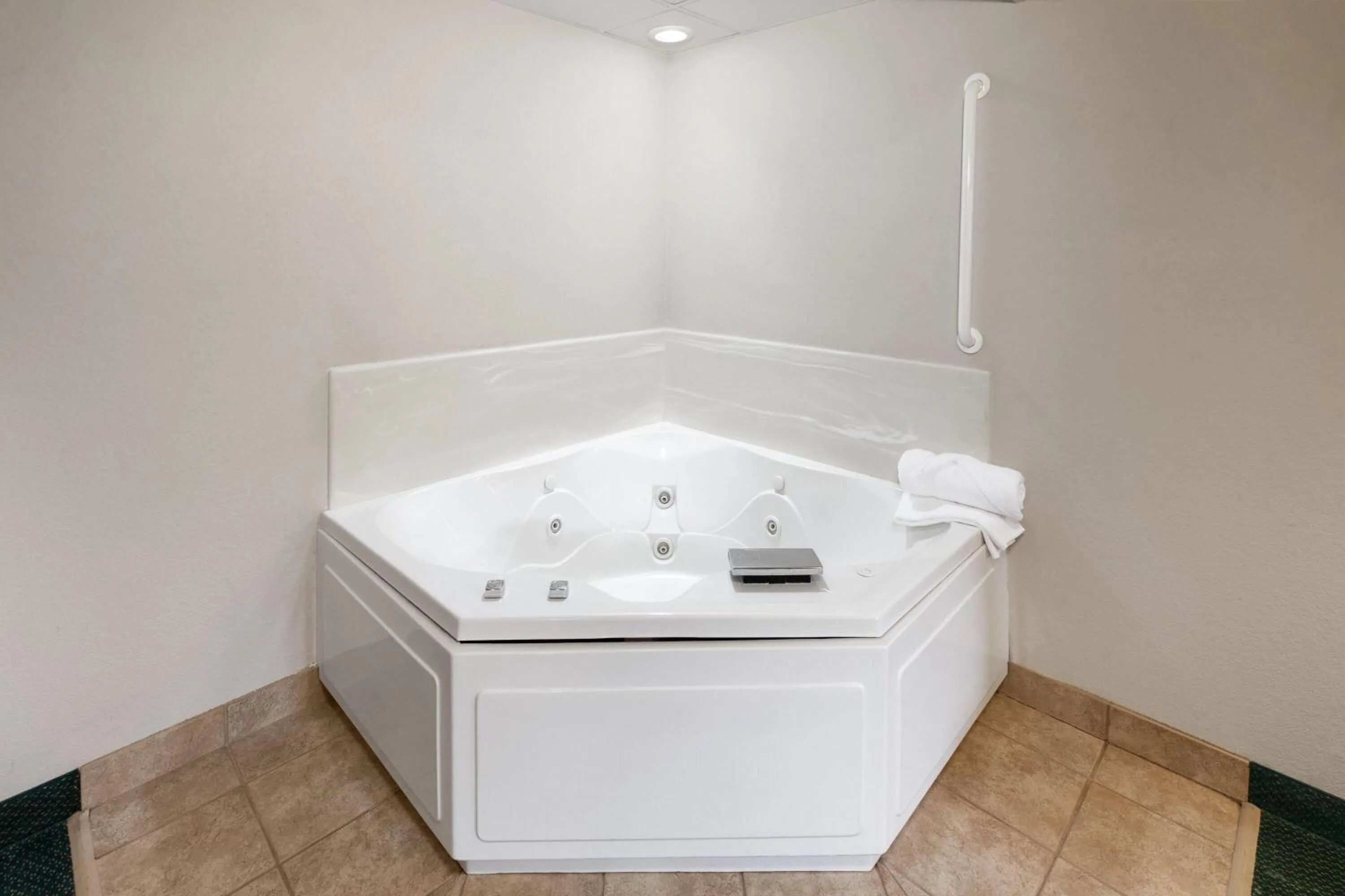 Bath in Shell Lake Lodge, a Travelodge by Wyndham
