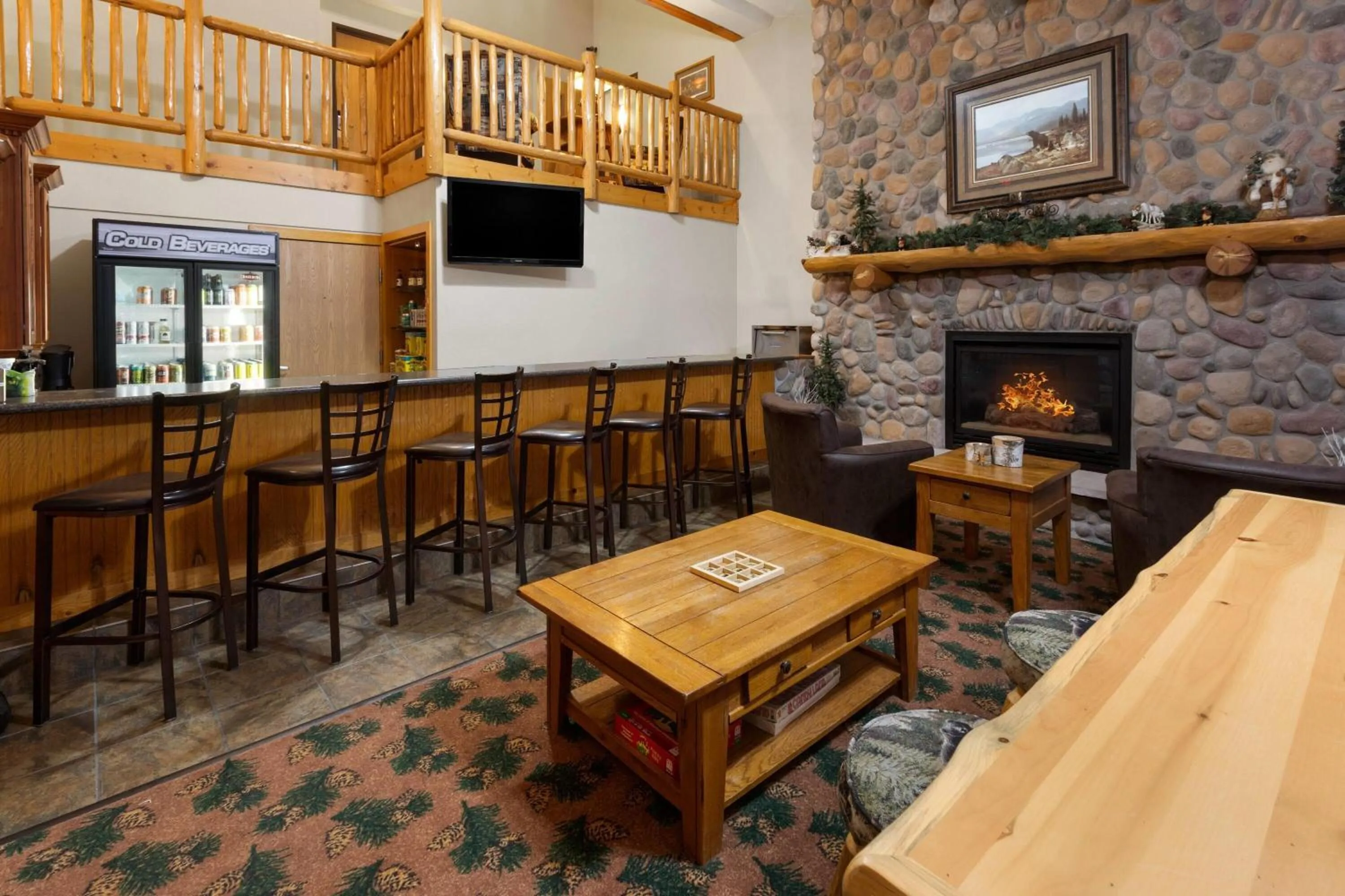Lounge or bar in Shell Lake Lodge, a Travelodge by Wyndham