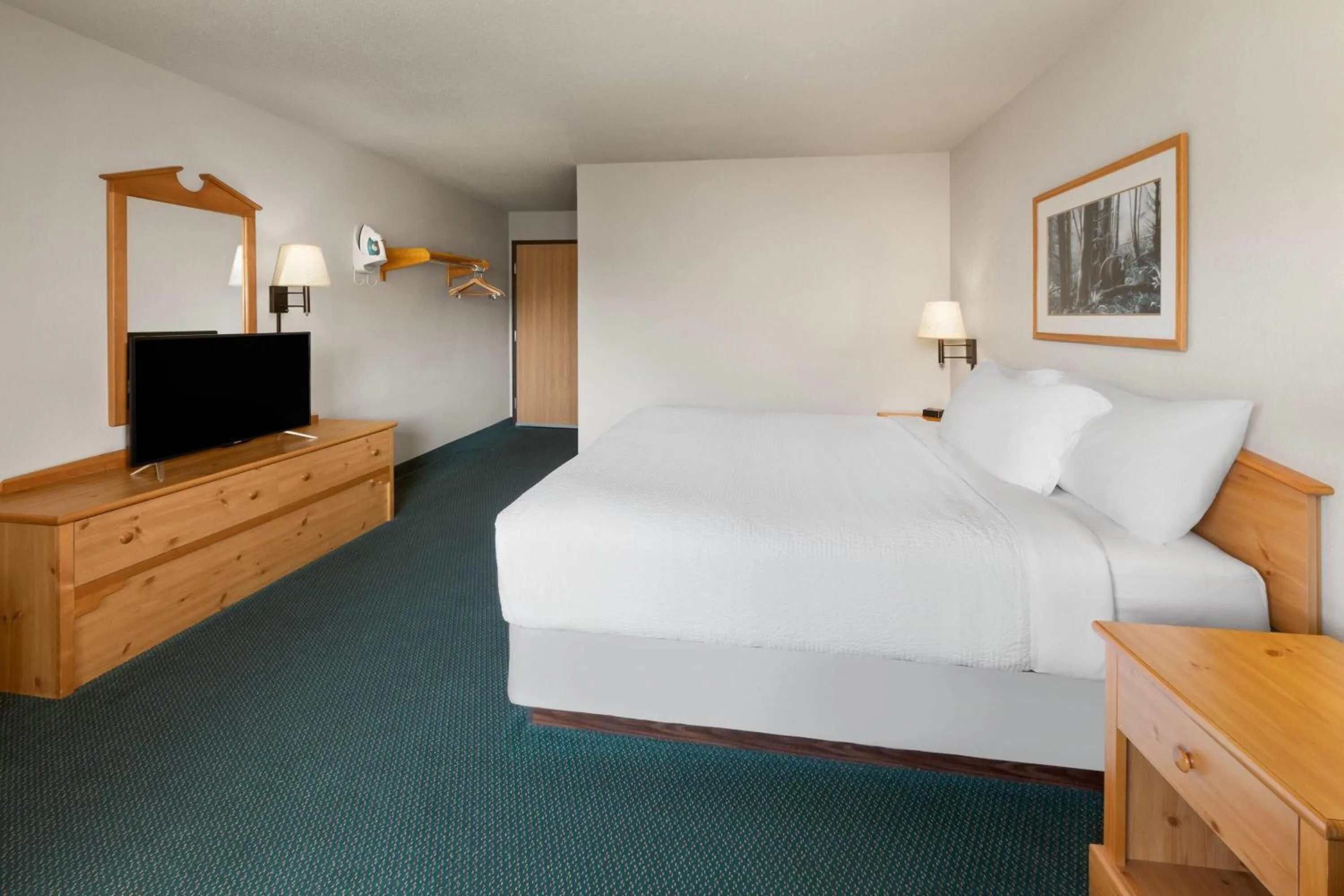 Photo of the whole room, Bed in Shell Lake Lodge, a Travelodge by Wyndham