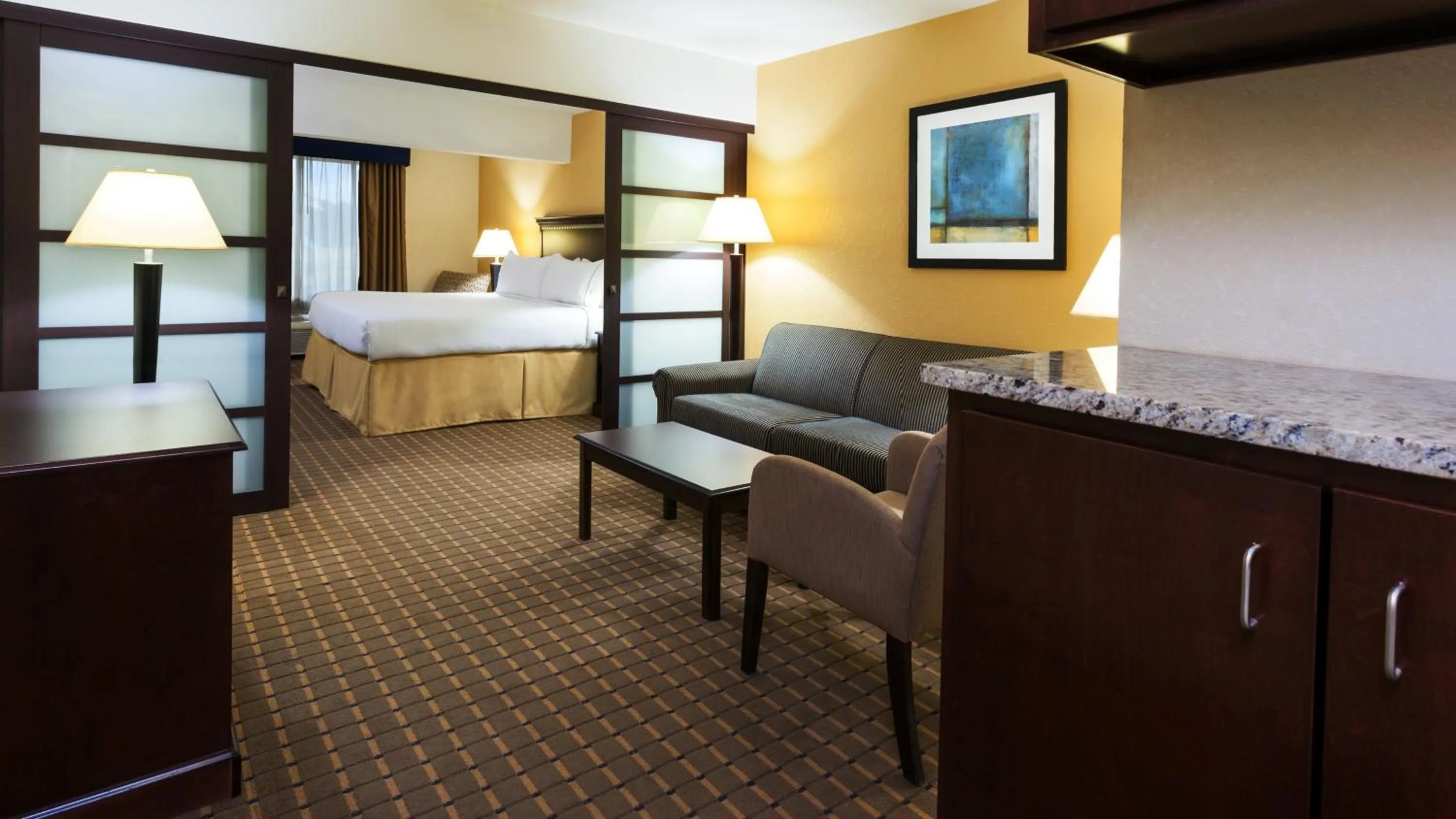 Photo of the whole room, Bed in Holiday Inn Express and Suites Allentown West by IHG