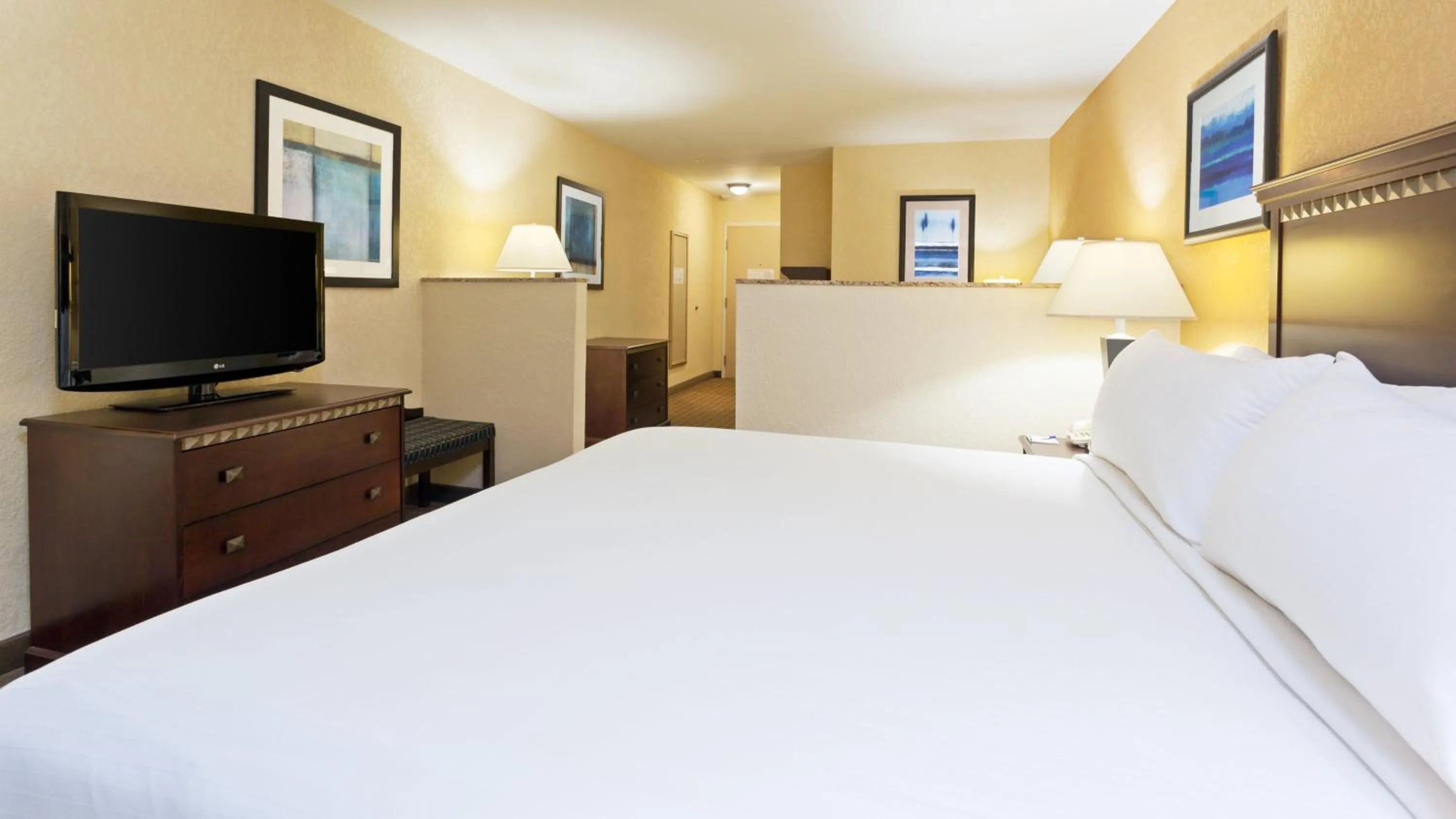 Photo of the whole room, Bed in Holiday Inn Express and Suites Allentown West by IHG