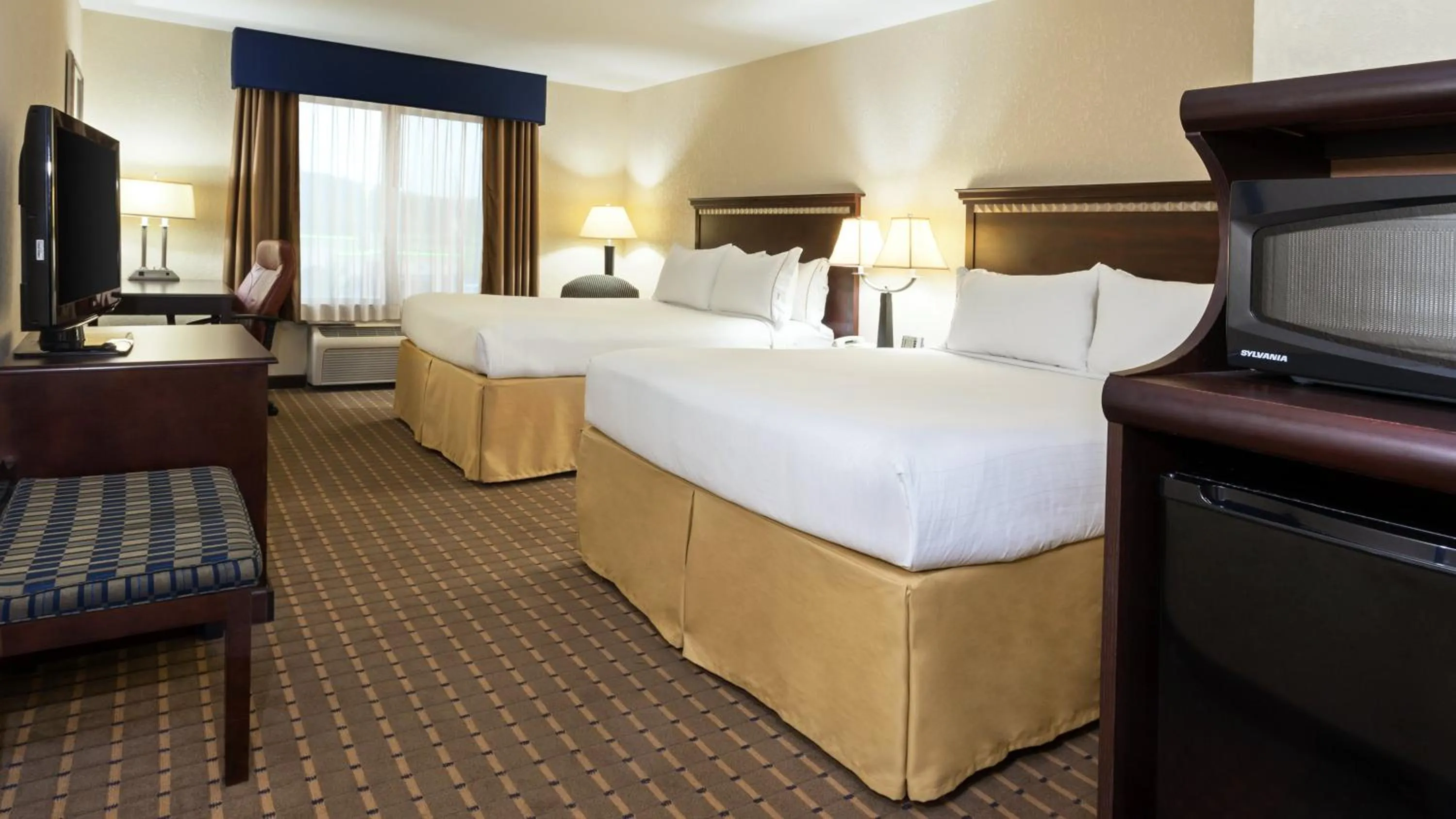 Photo of the whole room, Bed in Holiday Inn Express and Suites Allentown West by IHG