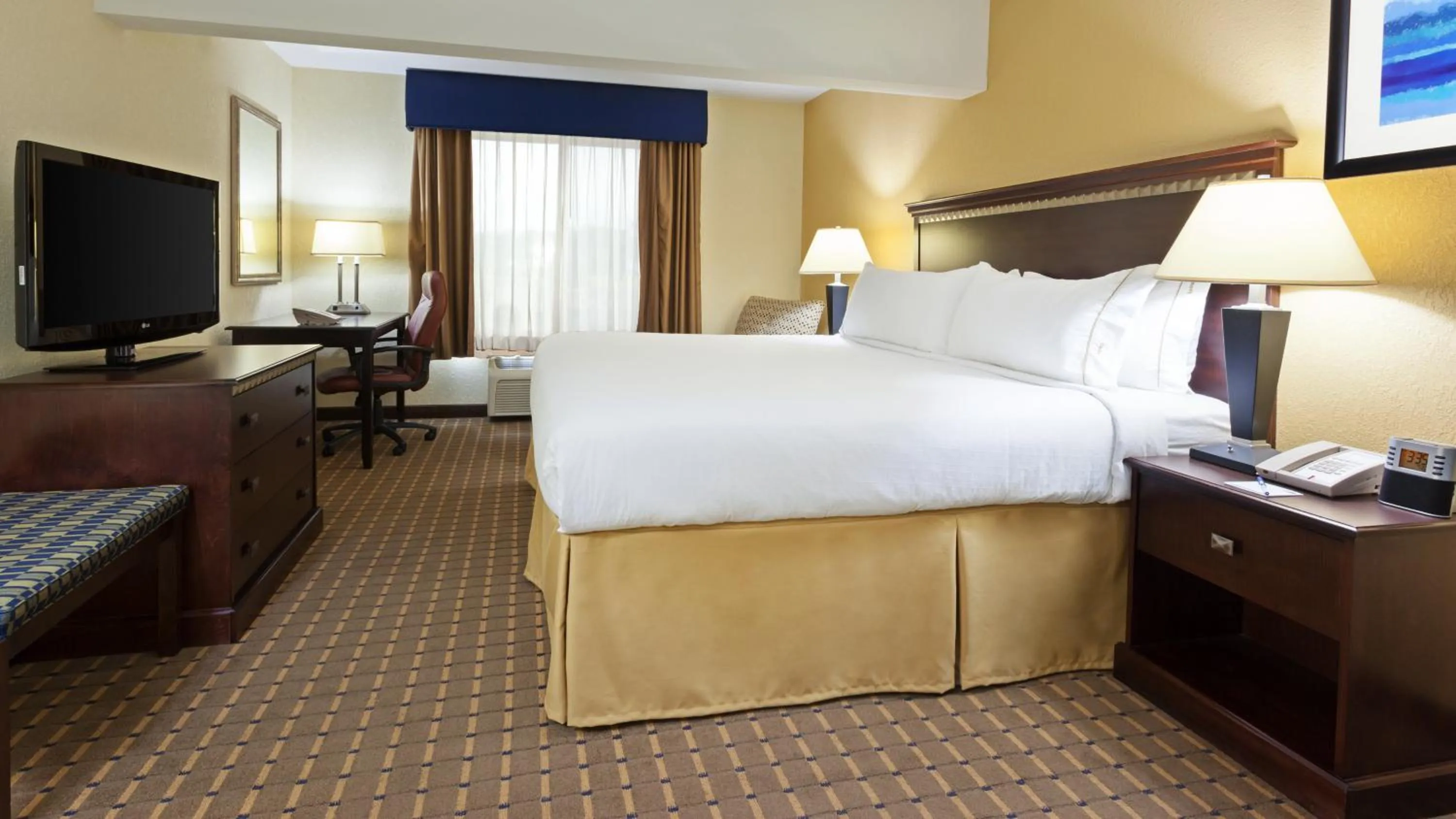 Photo of the whole room, Bed in Holiday Inn Express and Suites Allentown West by IHG